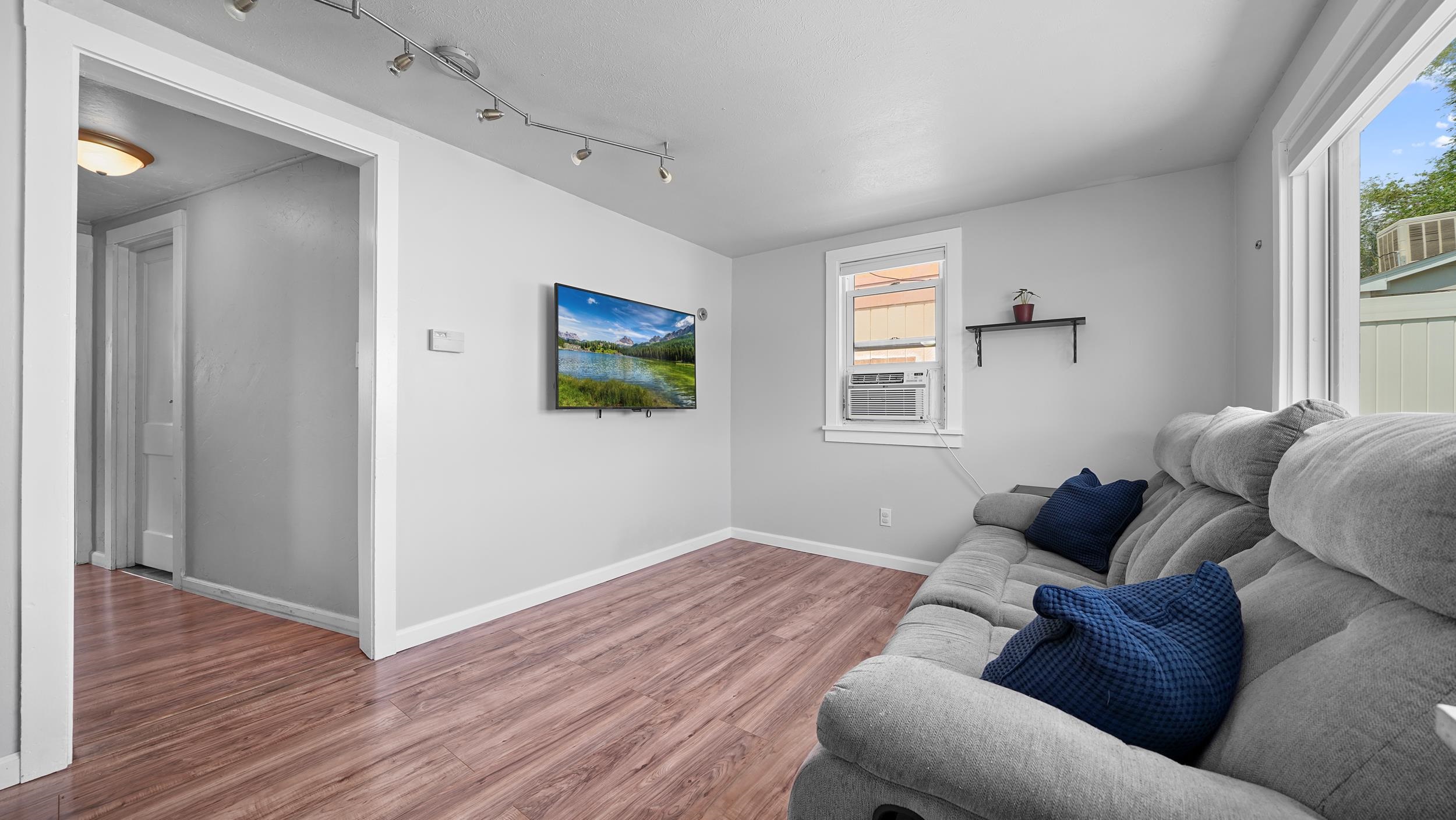 295 1/2 Mountain View Street Property Photo 2