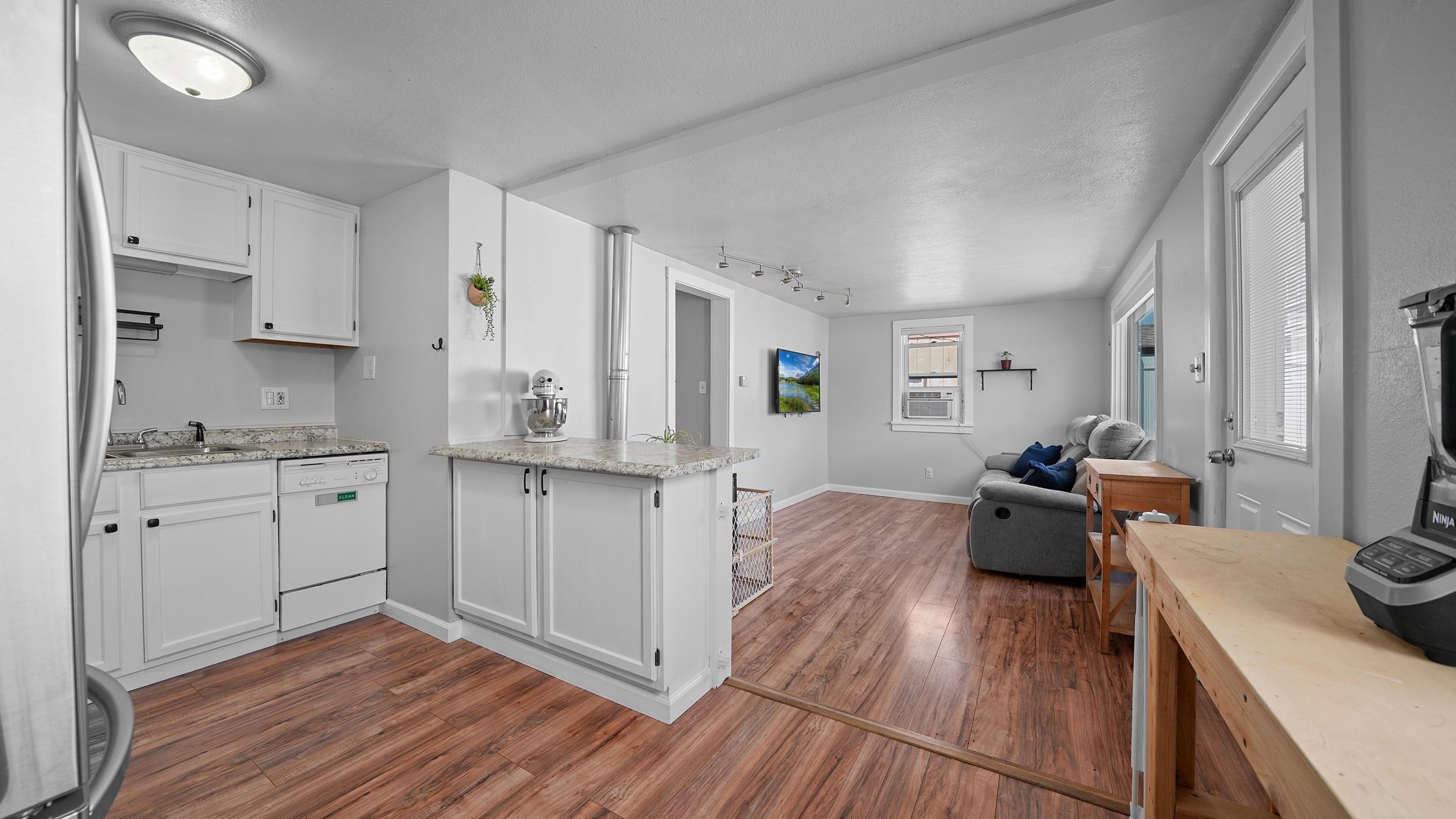 295 1/2 Mountain View Street Property Photo 5
