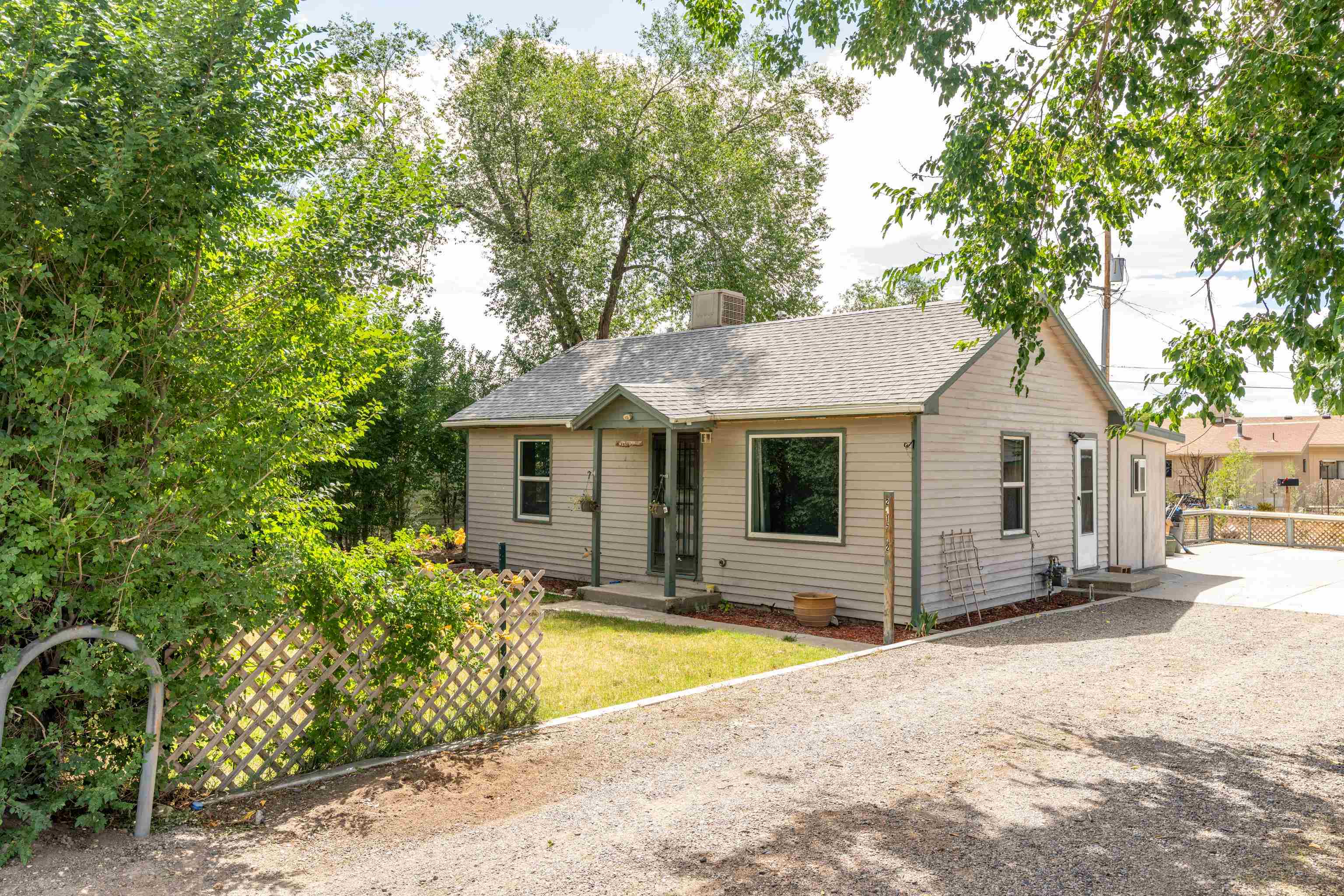 2915 1/2 Sandra Avenue Property Photo 1