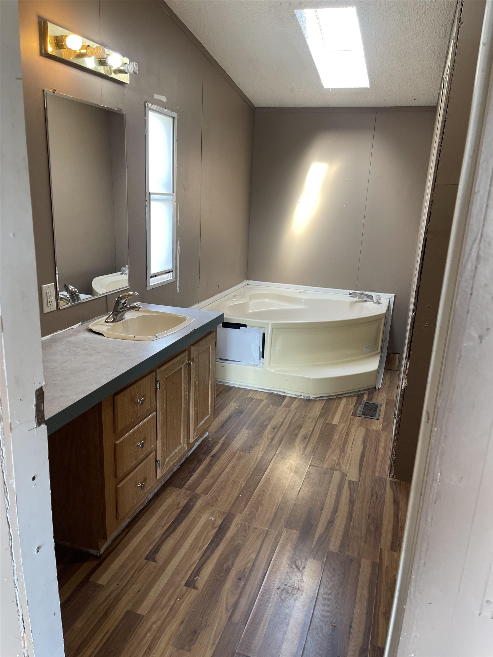 576 Stewart Street Property Photo 12