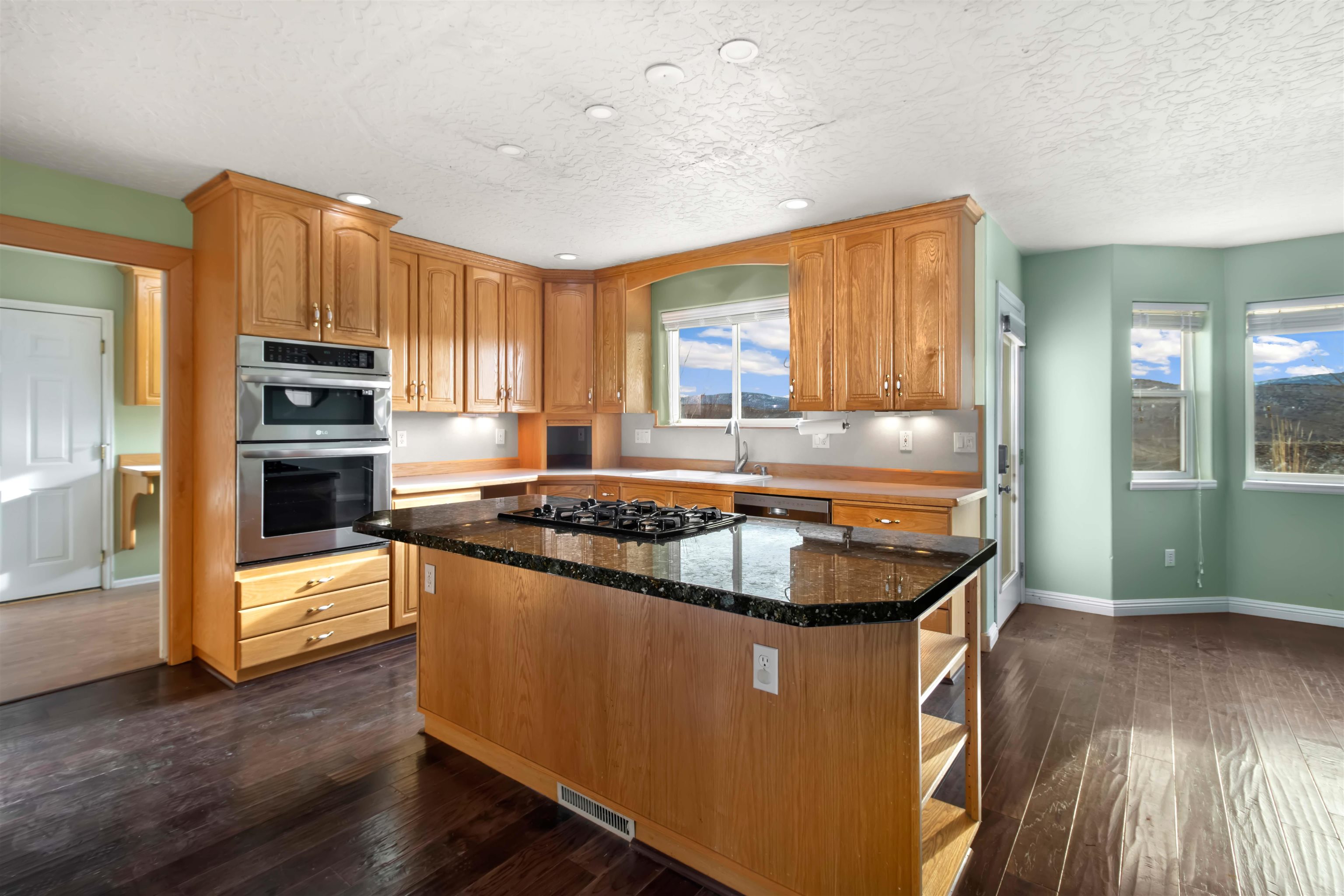 1285 La Mesa Circle Property Photo 7