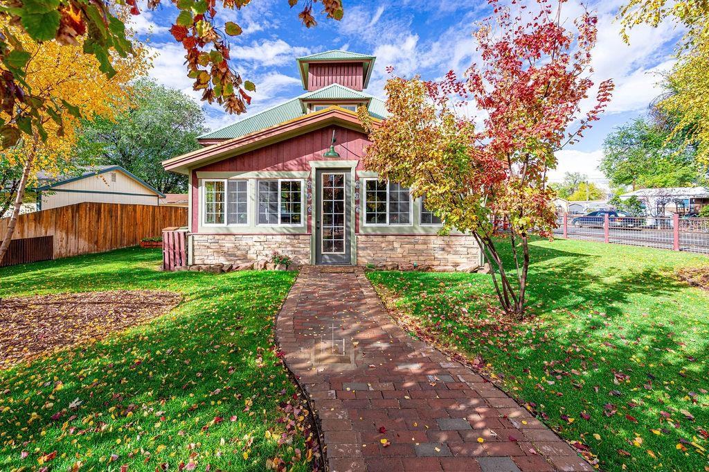 697 Curtis Avenue Property Photo