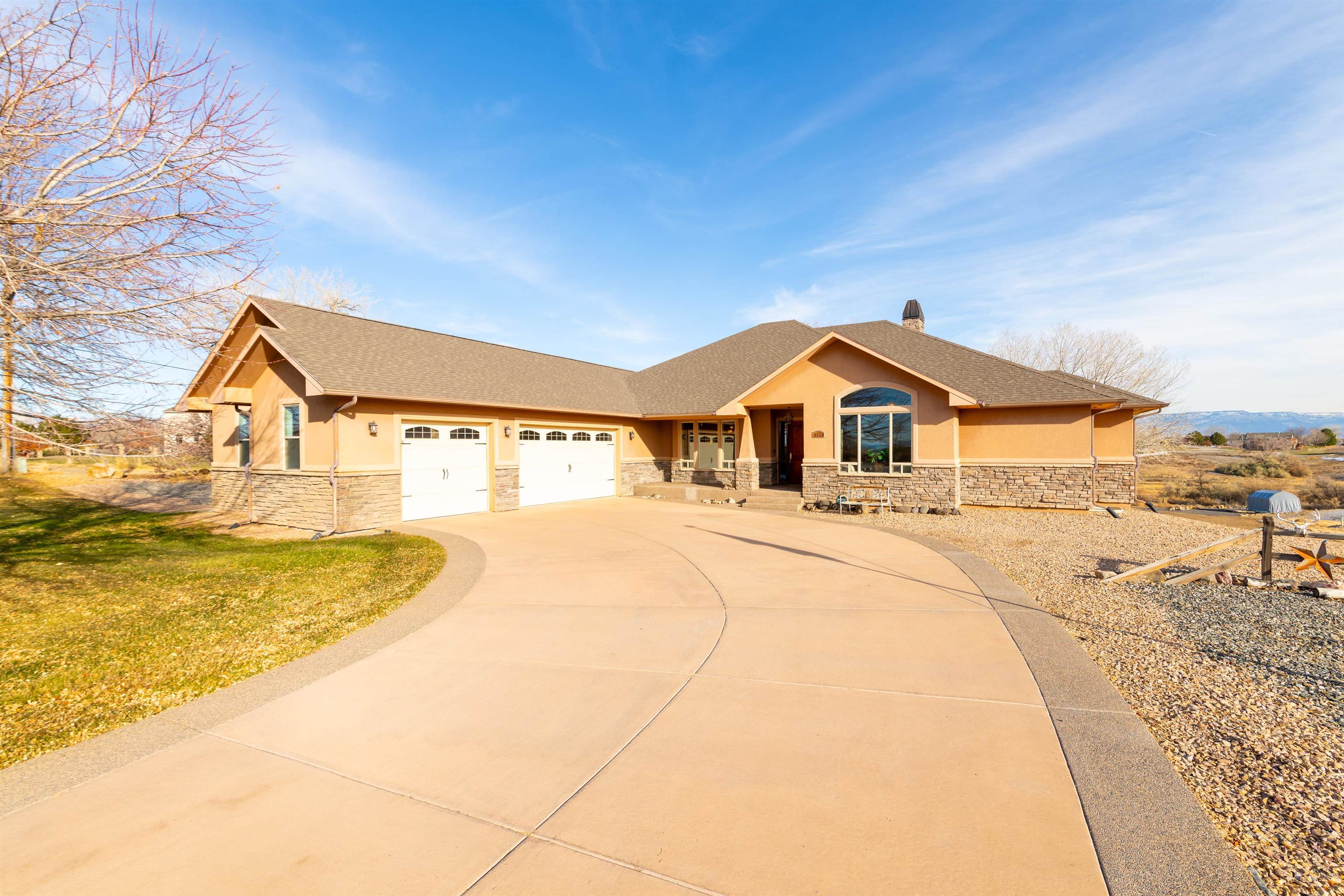 998 Kestrel Court Property Photo 2