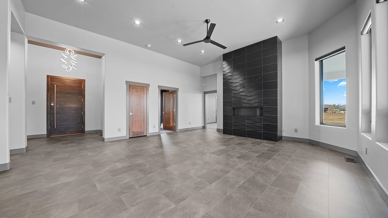 664 Ellen Drive Property Photo 4