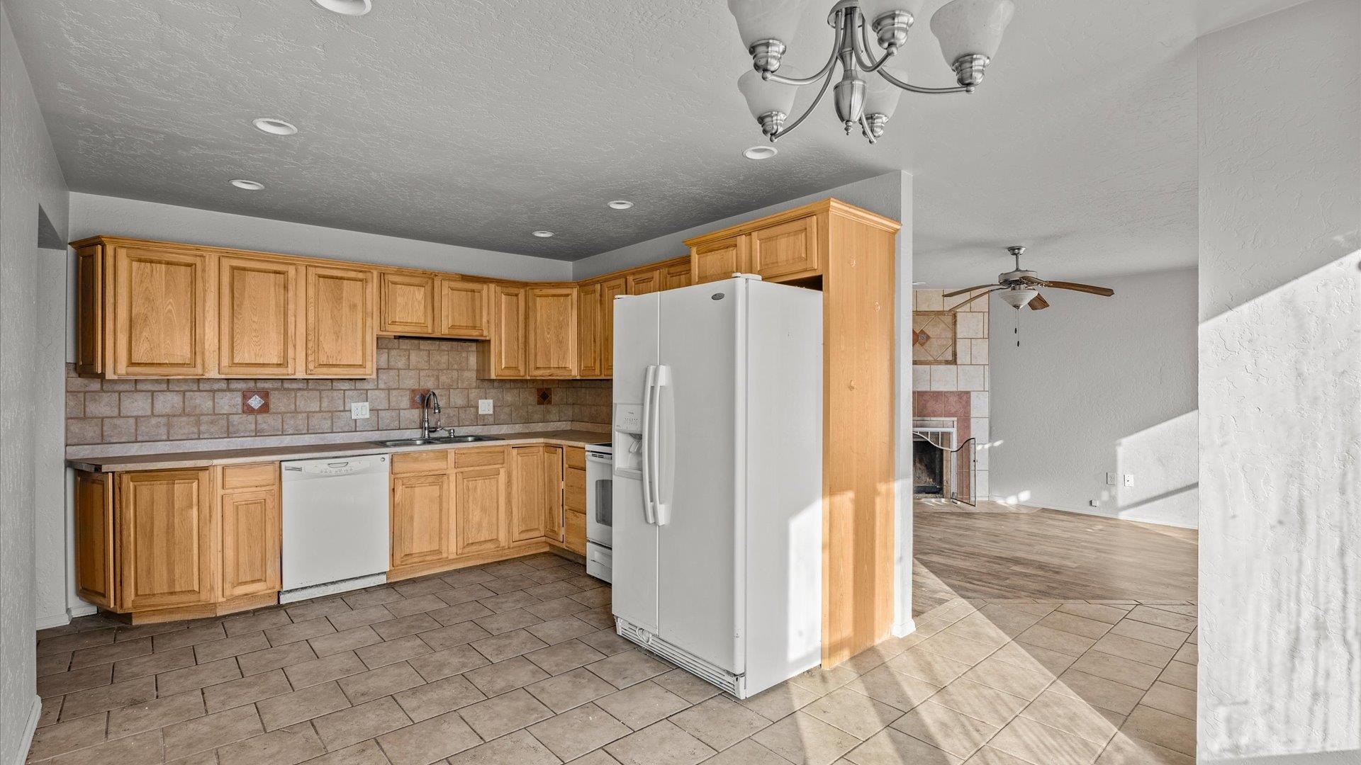 463 Greenleaf Drive Property Photo 3