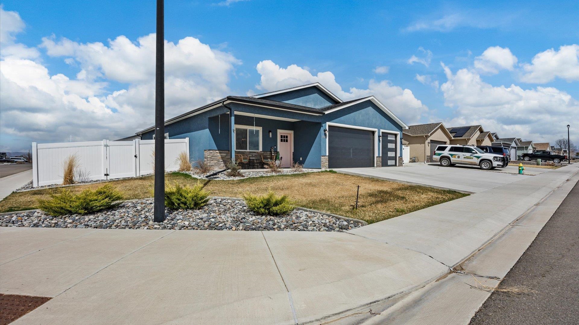 2126 Slope Creek Avenue Property Photo 2