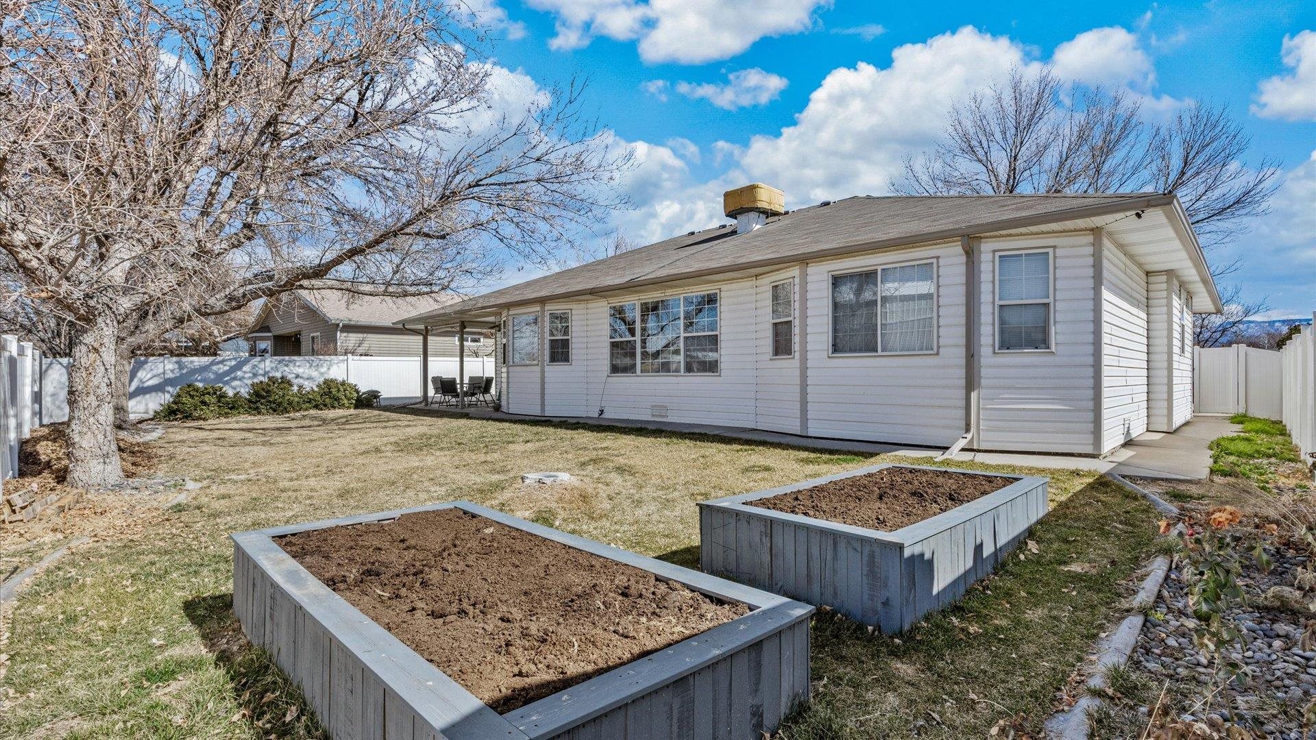 555 Shoshone Street Property Photo 3