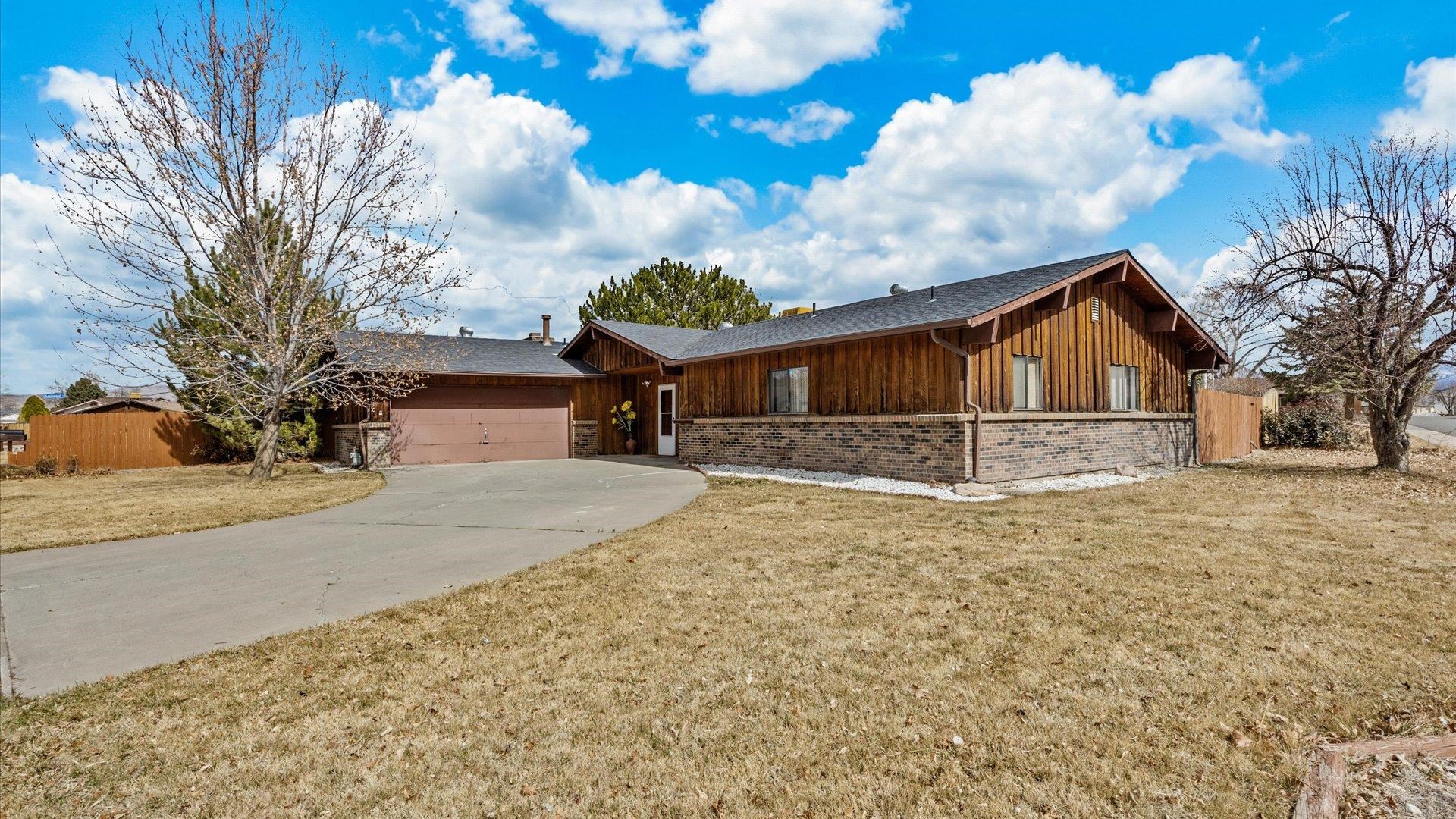 4010 Applewood Street Property Photo
