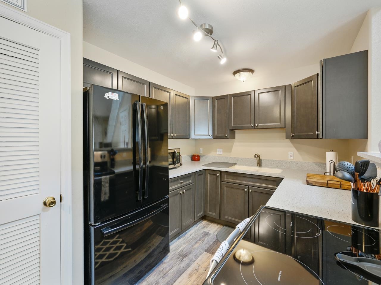 384 Sunnyside Circle Property Photo 3