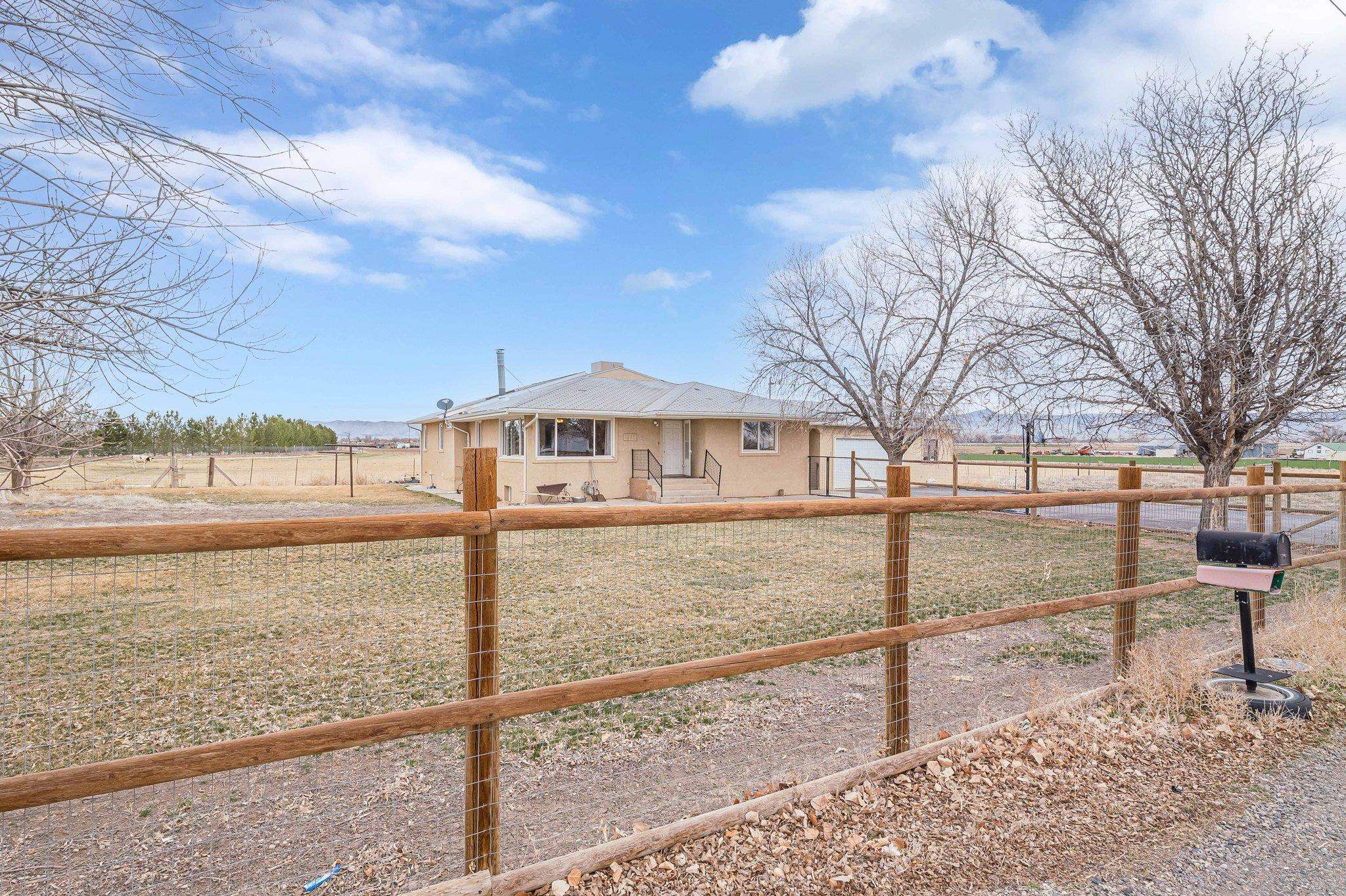1895 L Road Property Photo