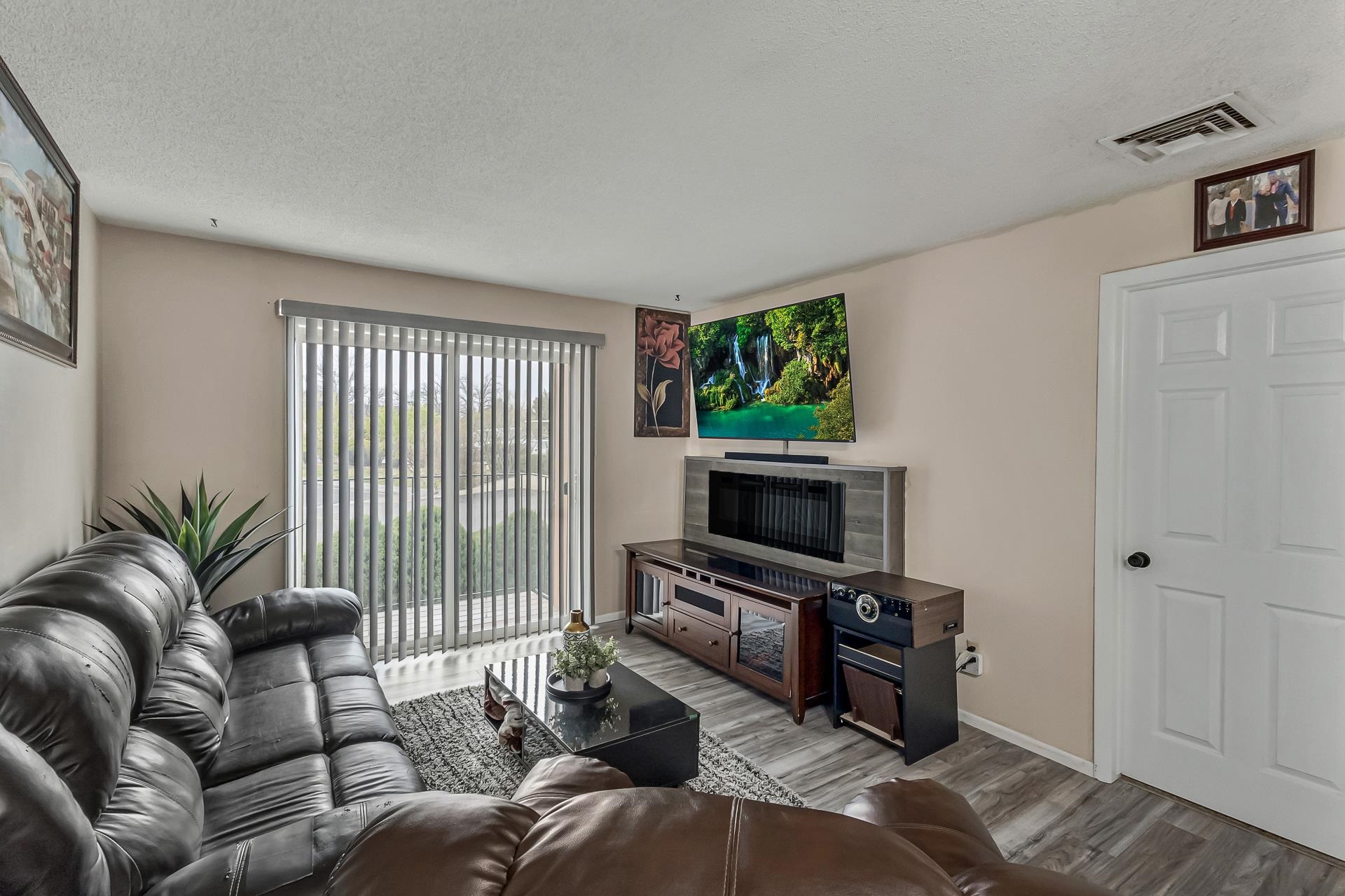 3231 Lakeside Drive Property Photo 4