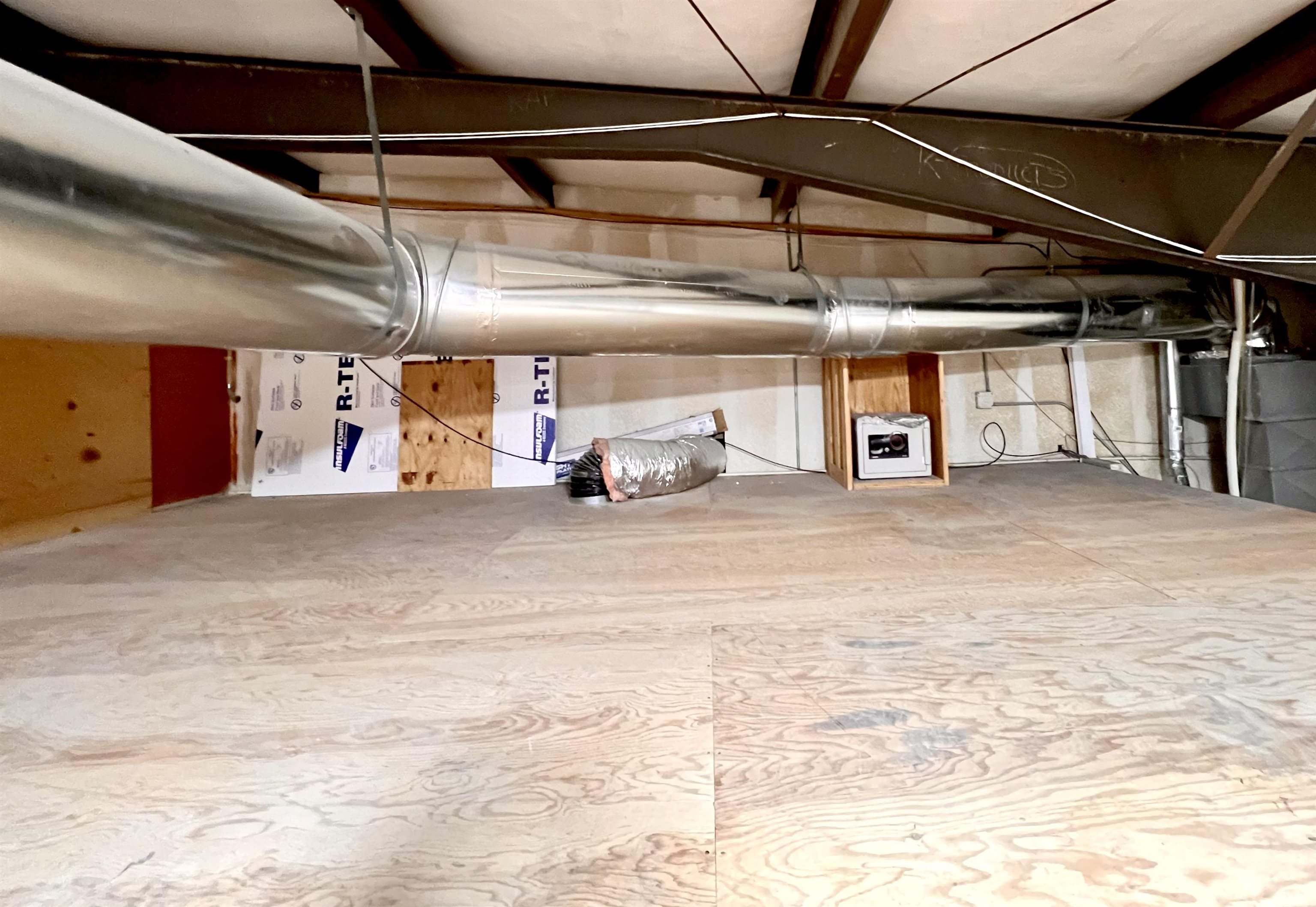 579 1/2 N Commercial Drive Property Photo 14