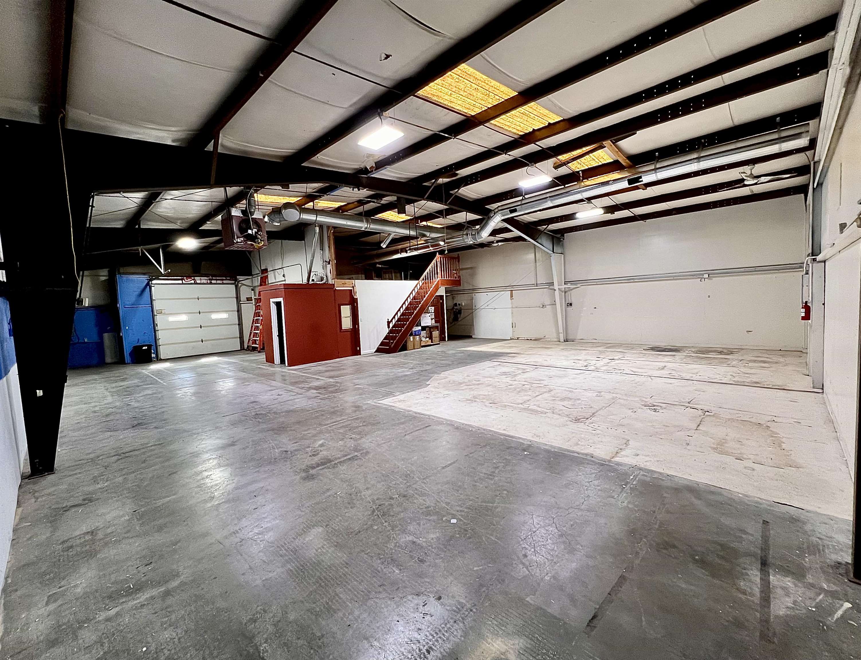 579 1/2 N Commercial Drive Property Photo 16