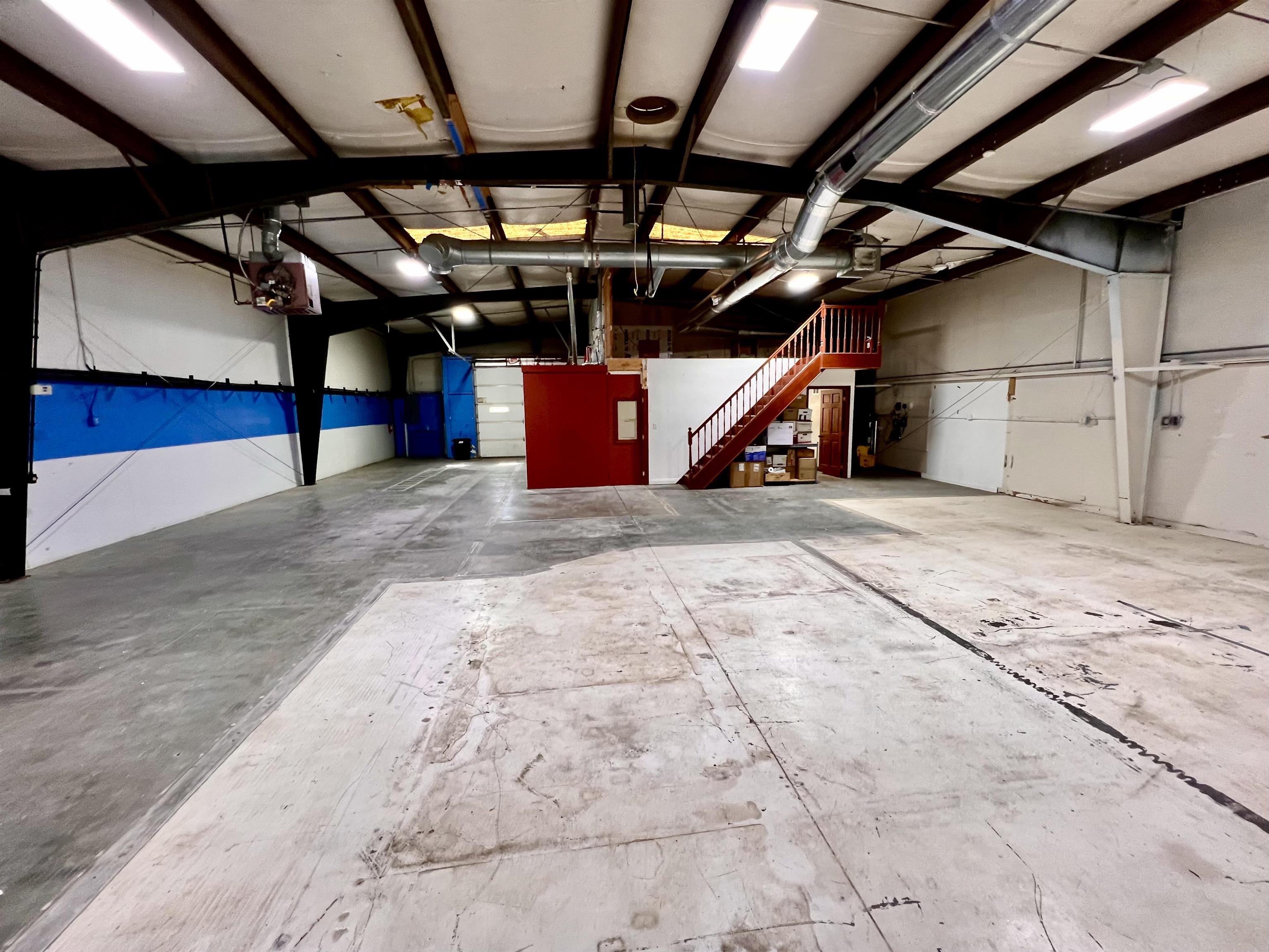 579 1/2 N Commercial Drive Property Photo 17