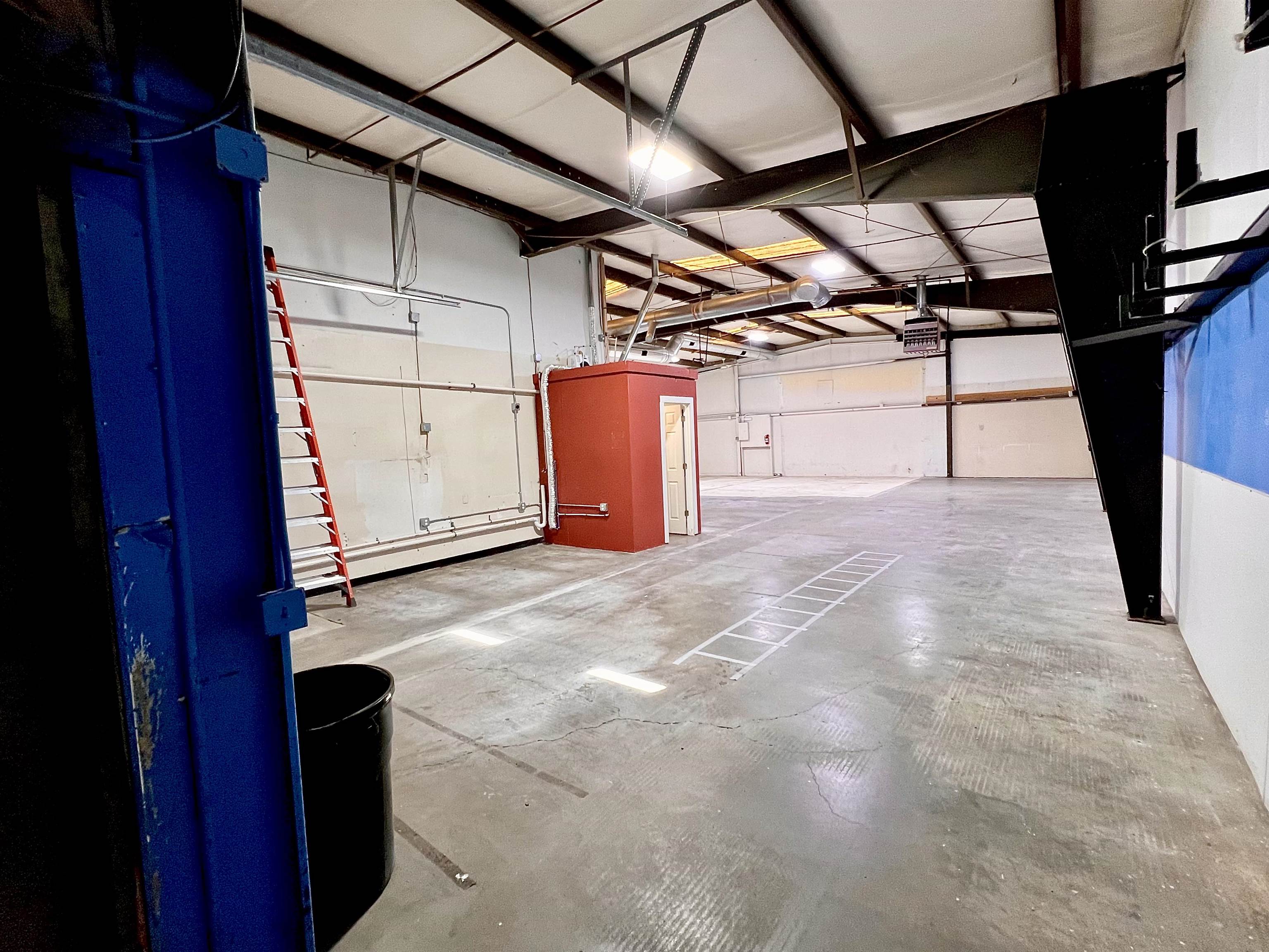 579 1/2 N Commercial Drive Property Photo 21