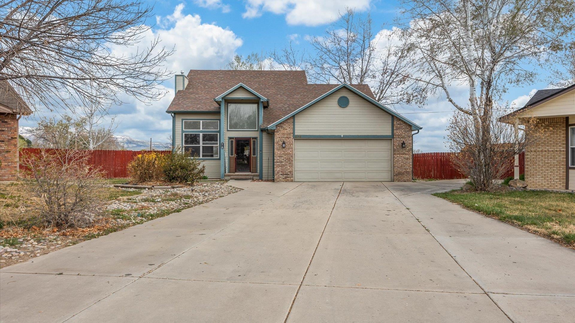 676 E Moorland Circle Property Photo 1