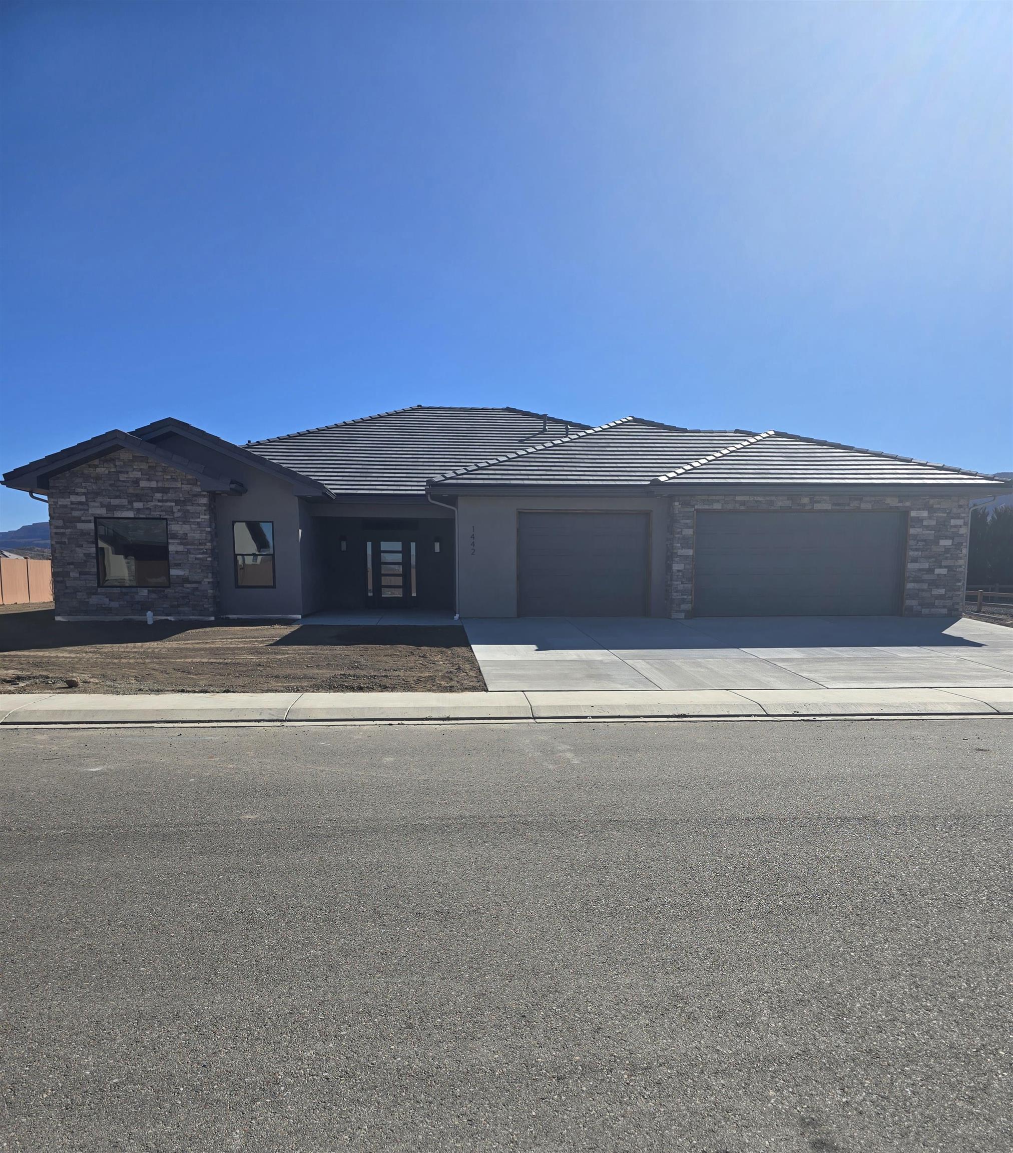 1442 Lakeview Place Property Photo