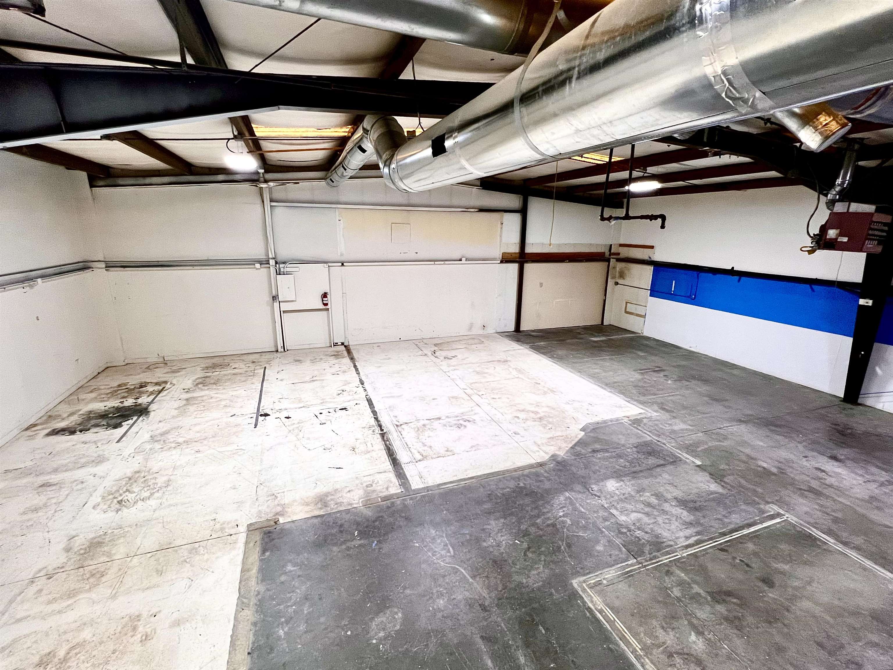 579 1/2 N Commercial Drive Property Photo 16