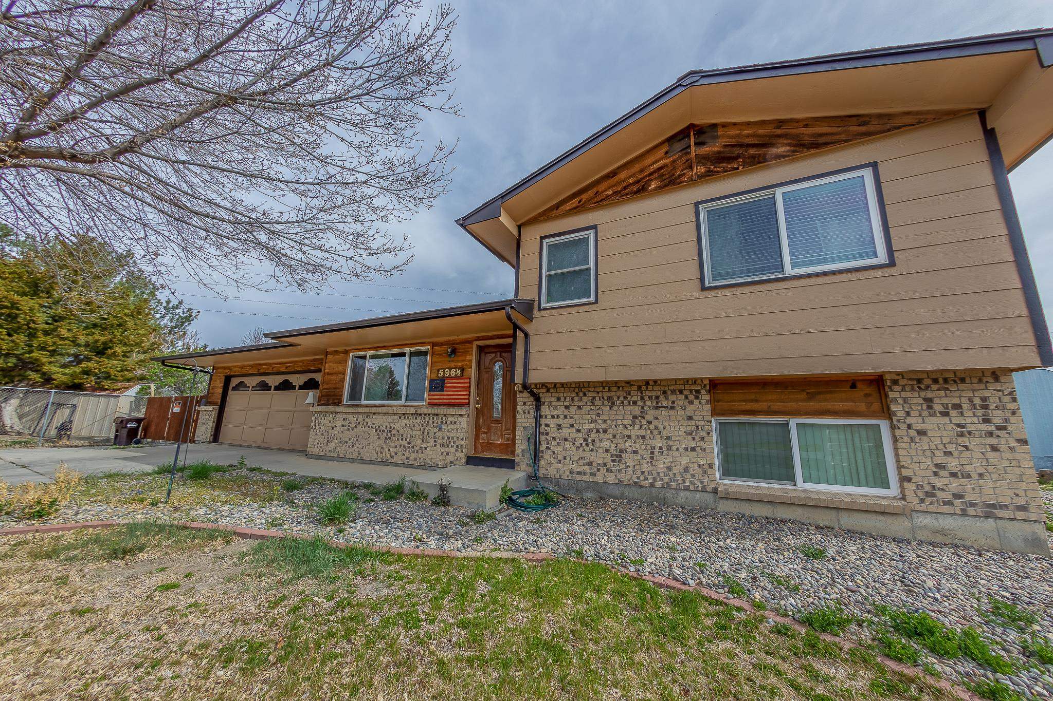 596 1/2 E Valley Court Property Photo