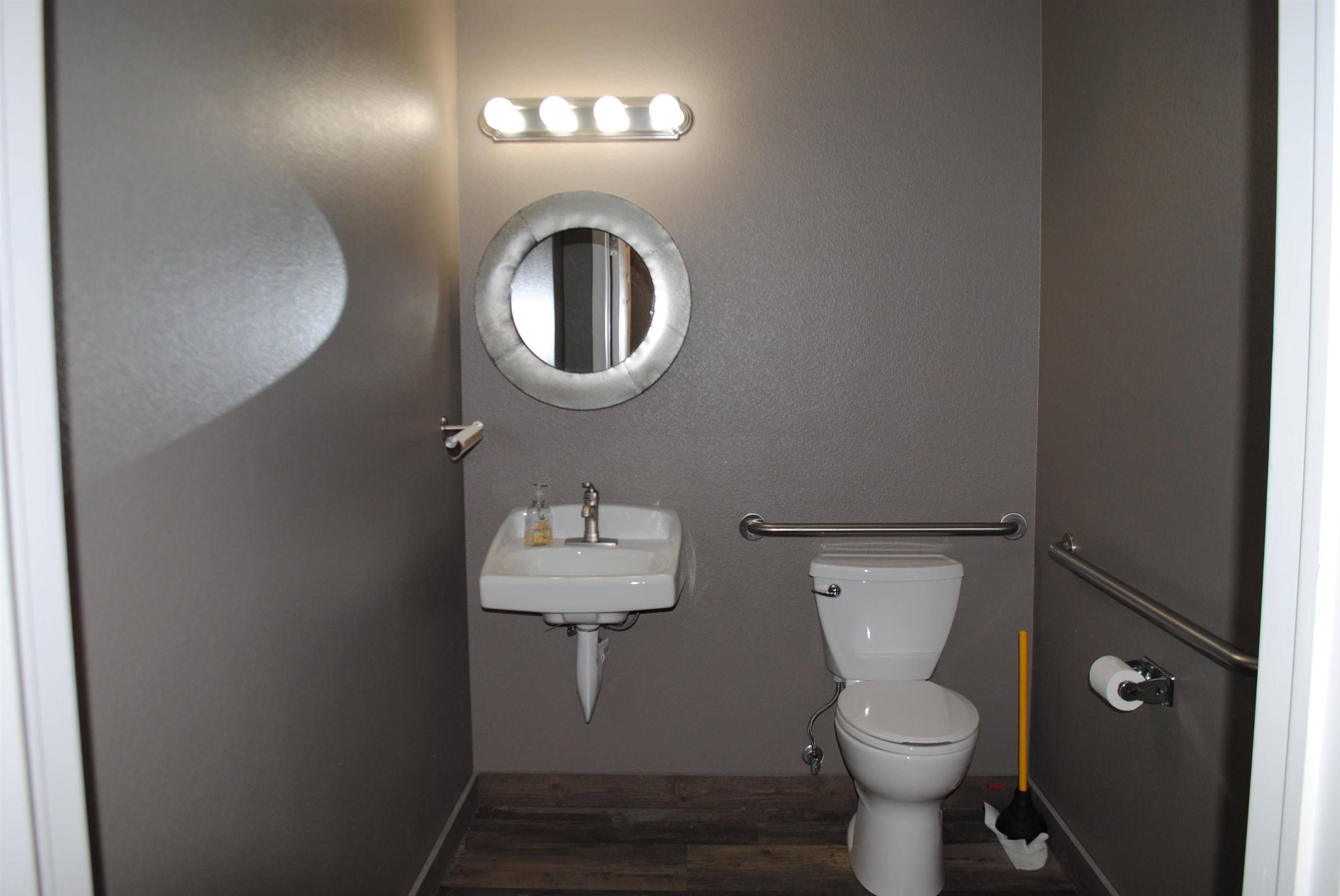 810 North Crest Drive Property Photo 8