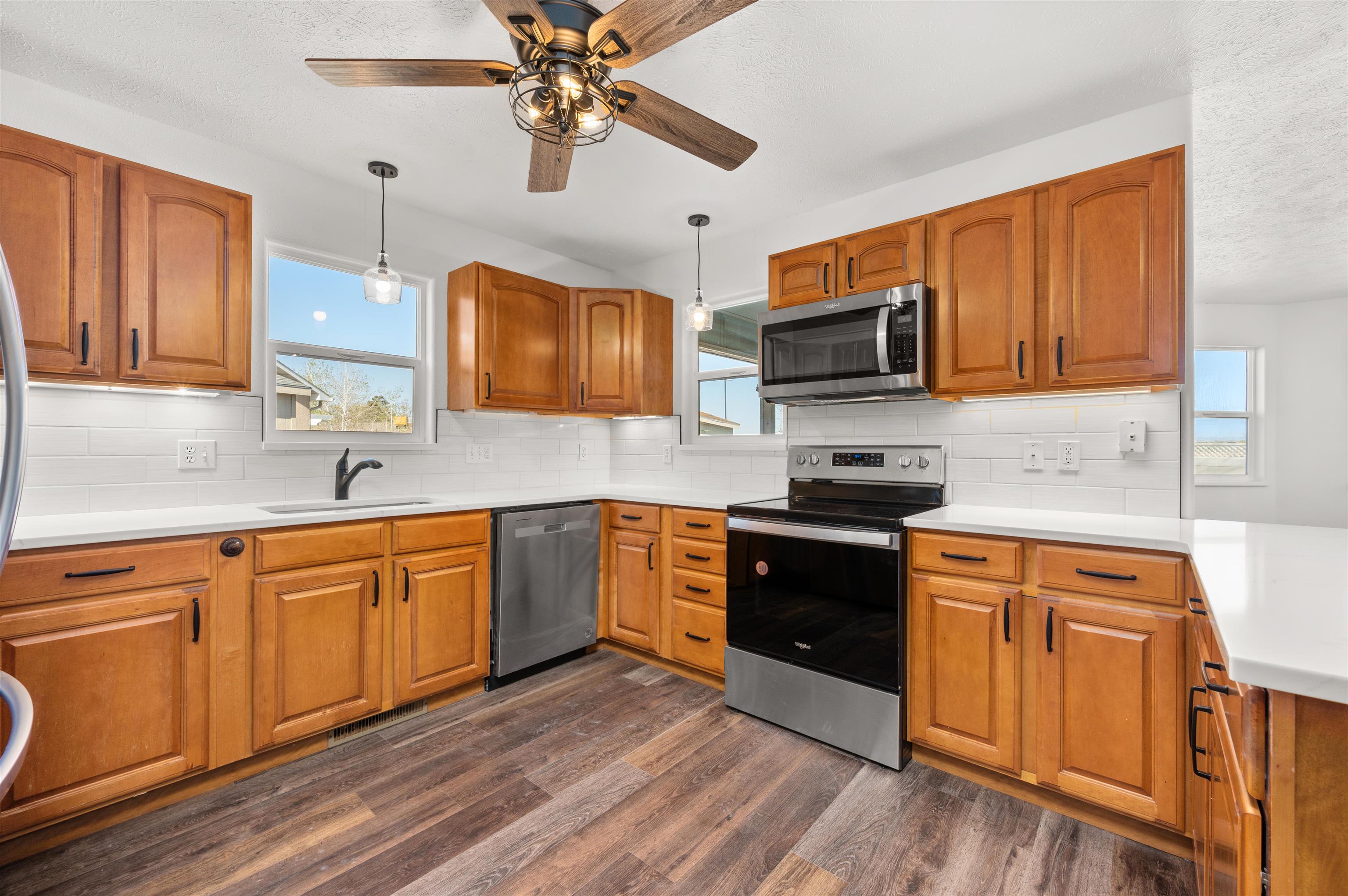 2850 Fenel Avenue Property Photo 6