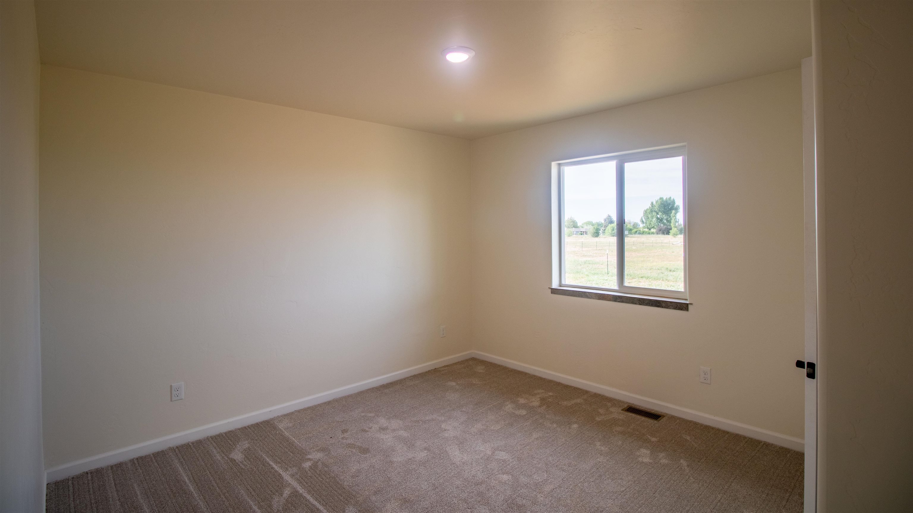 21030 North Road Property Photo 24