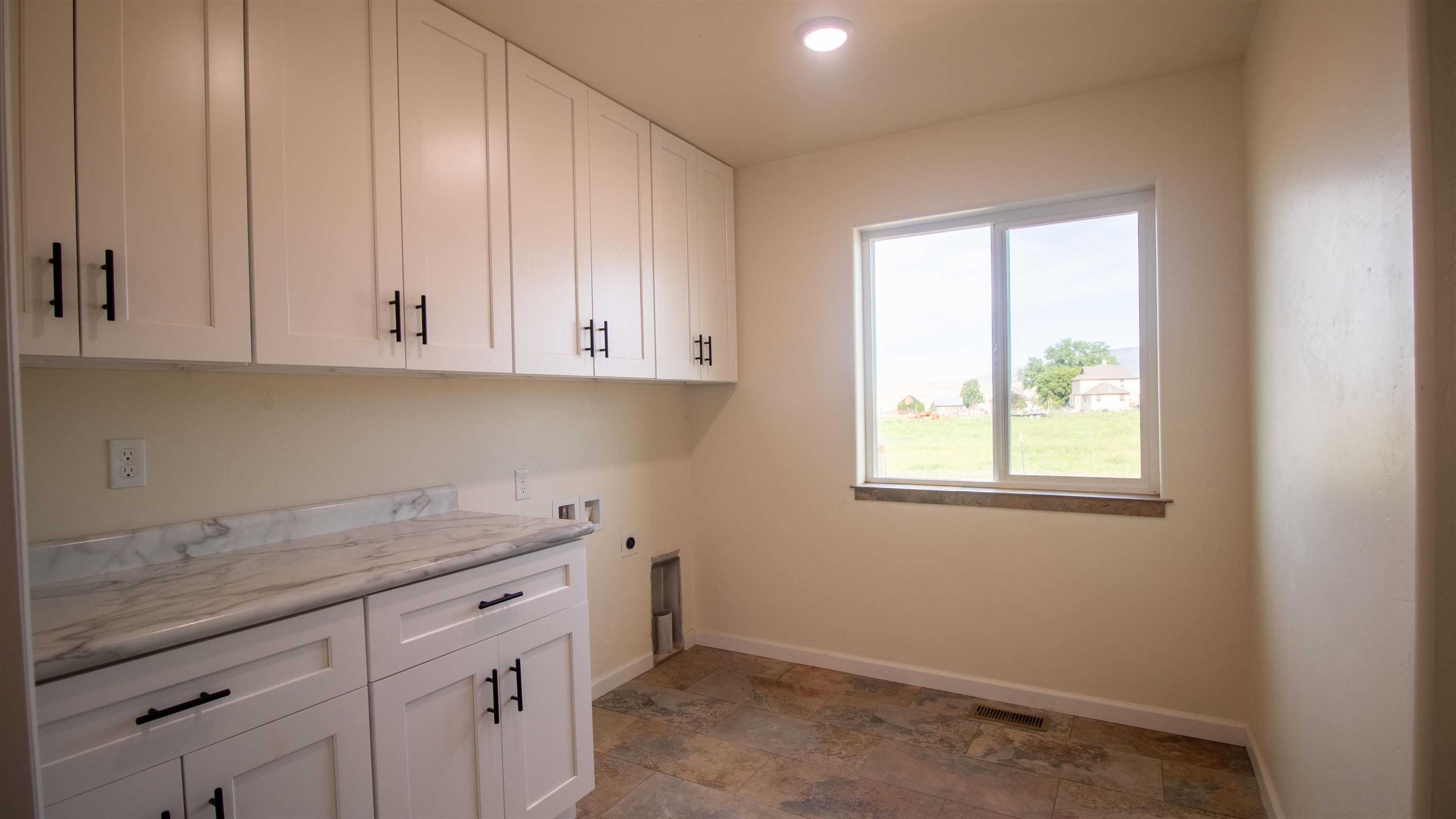 21030 North Road Property Photo 35