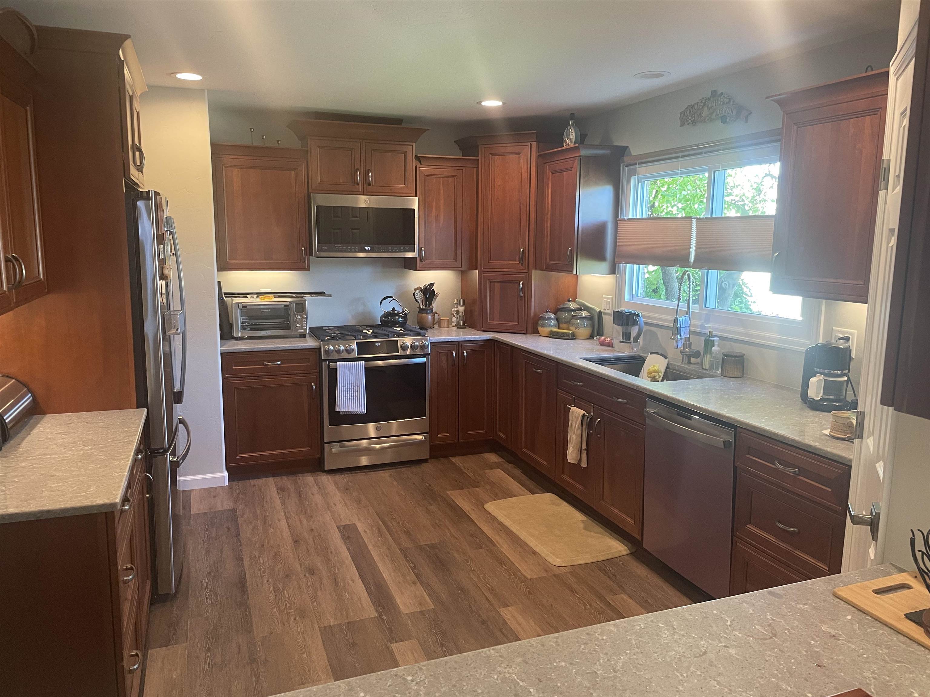 1535 Crest View Way Property Photo 2