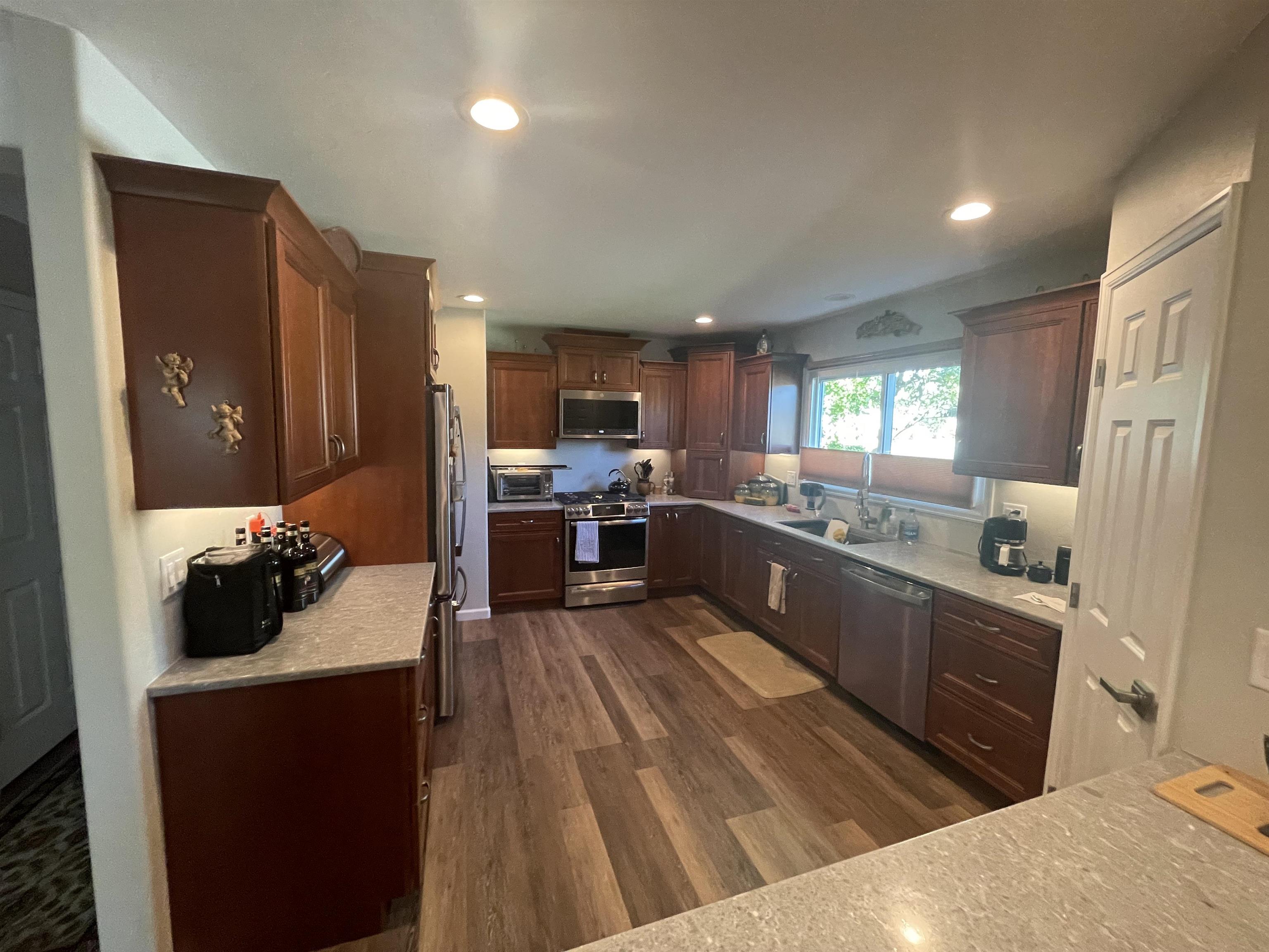 1535 Crest View Way Property Photo 7