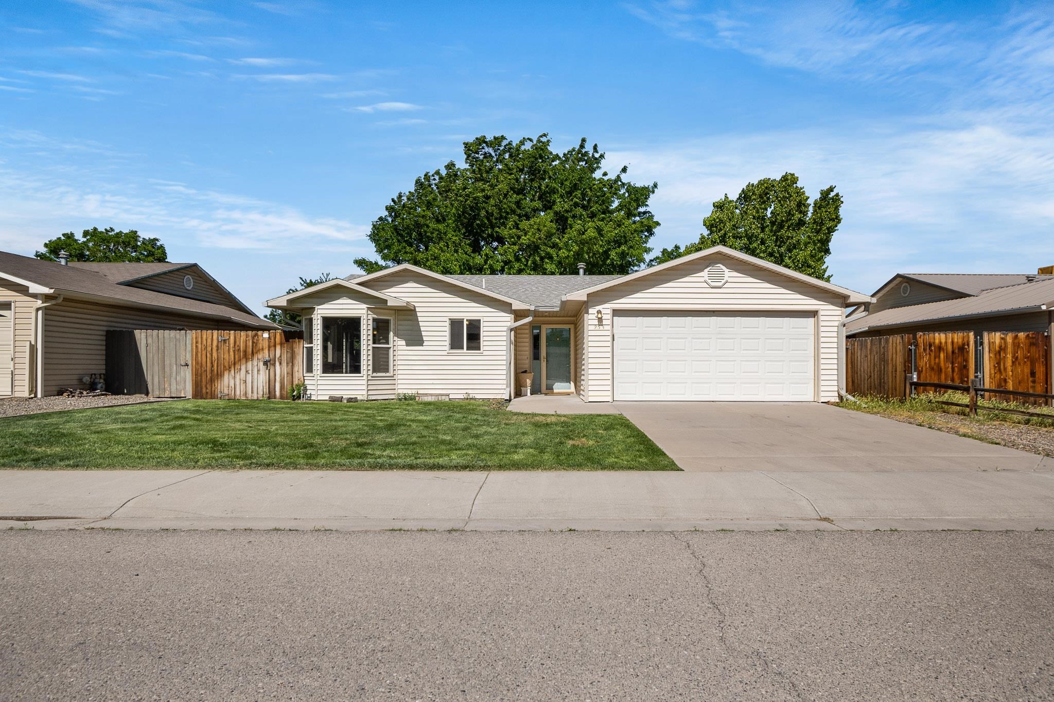 253 E Gloucester Circle Property Photo