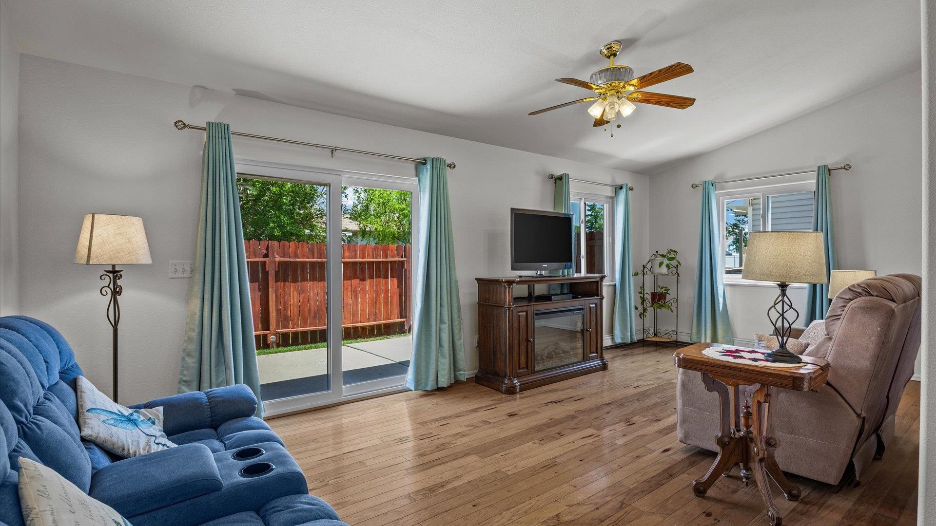 568 1/2 Villa Street Property Photo 4