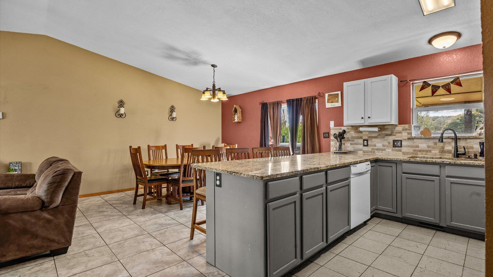 2460 Meadow Circle Property Photo 3