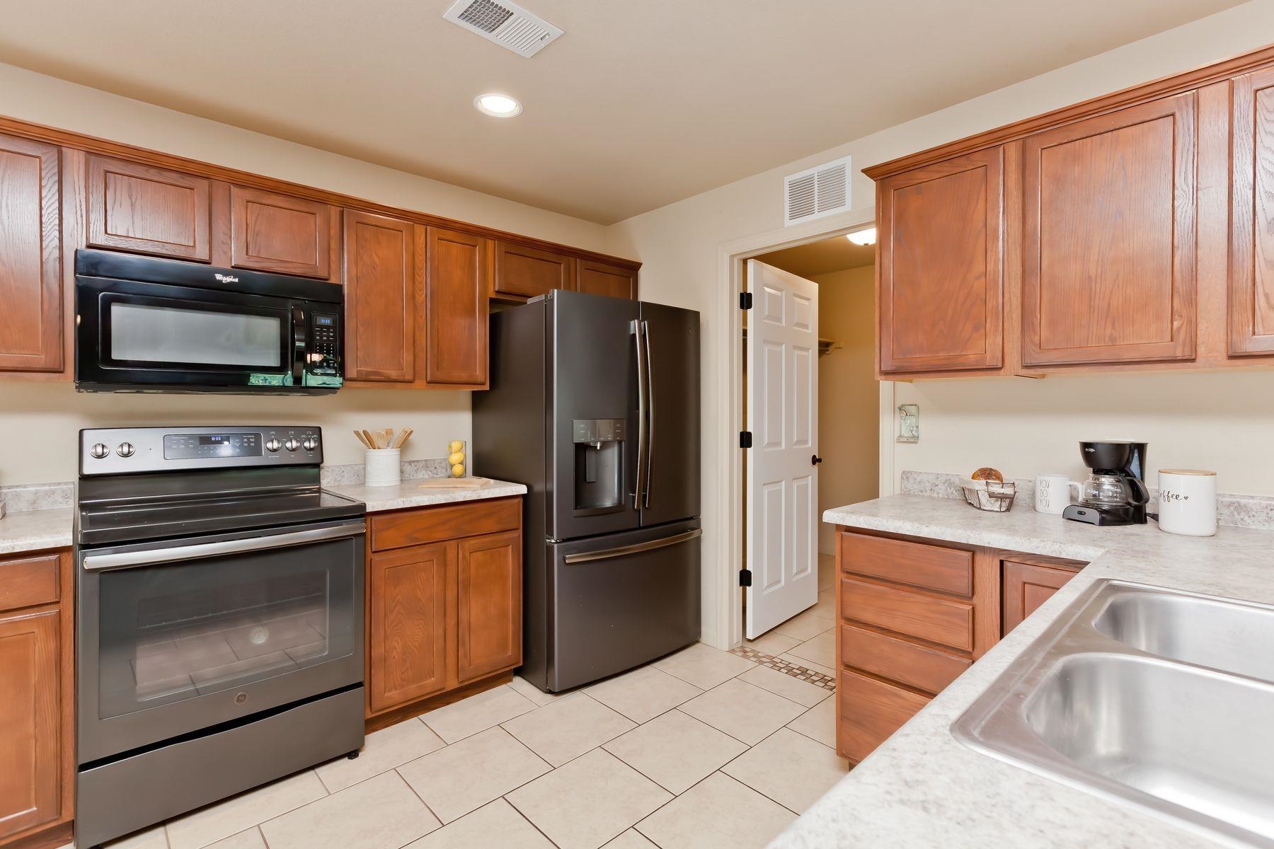 458 1/2 Davis Road Property Photo 8