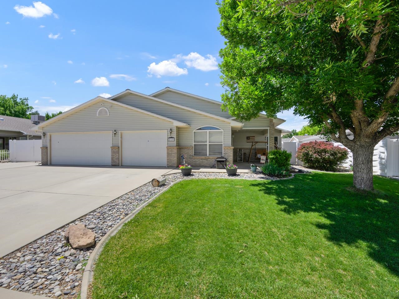 219 Mansfield Court Property Photo 2
