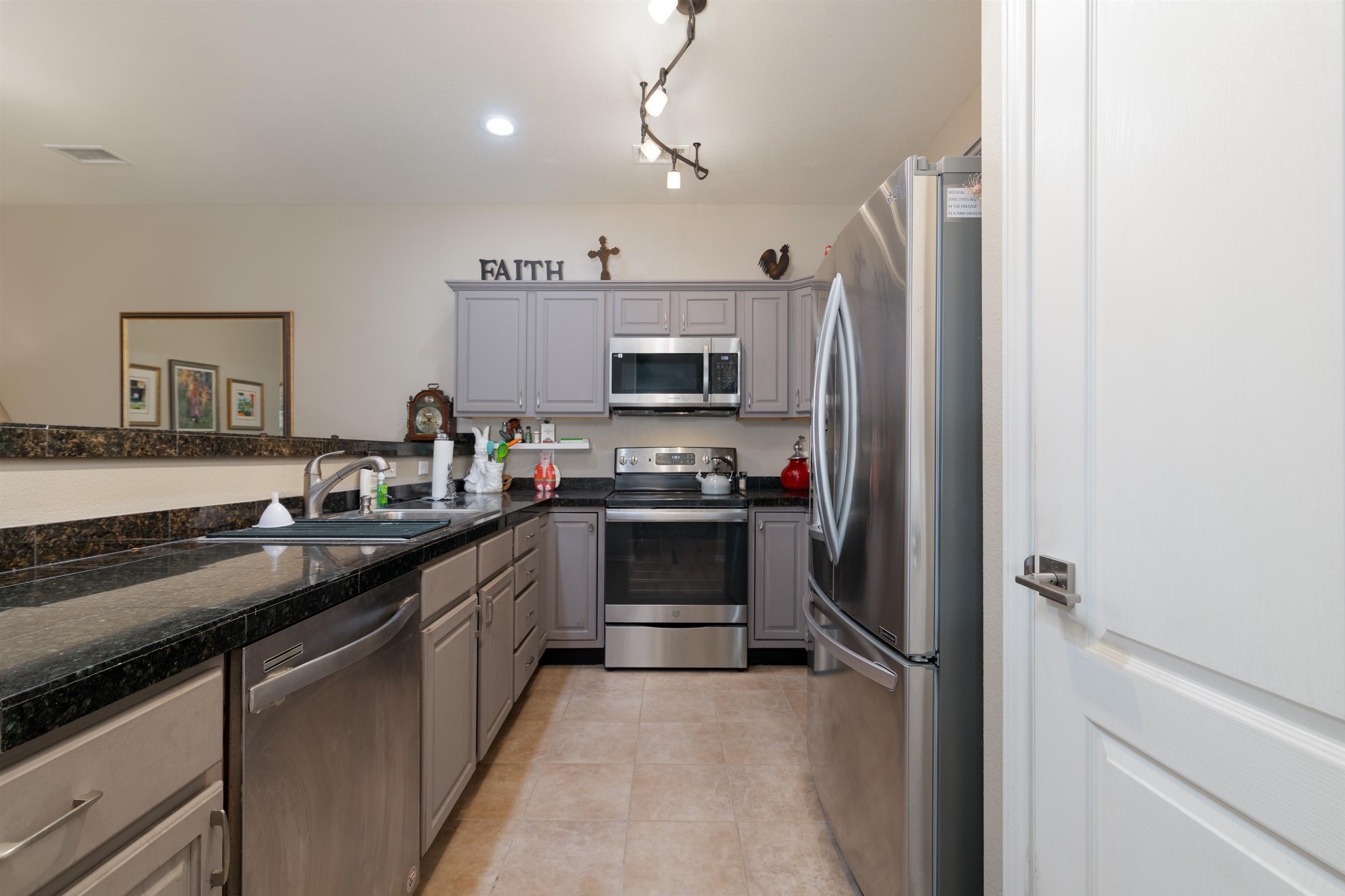 578 1/2 Willoughby Street Property Photo 4