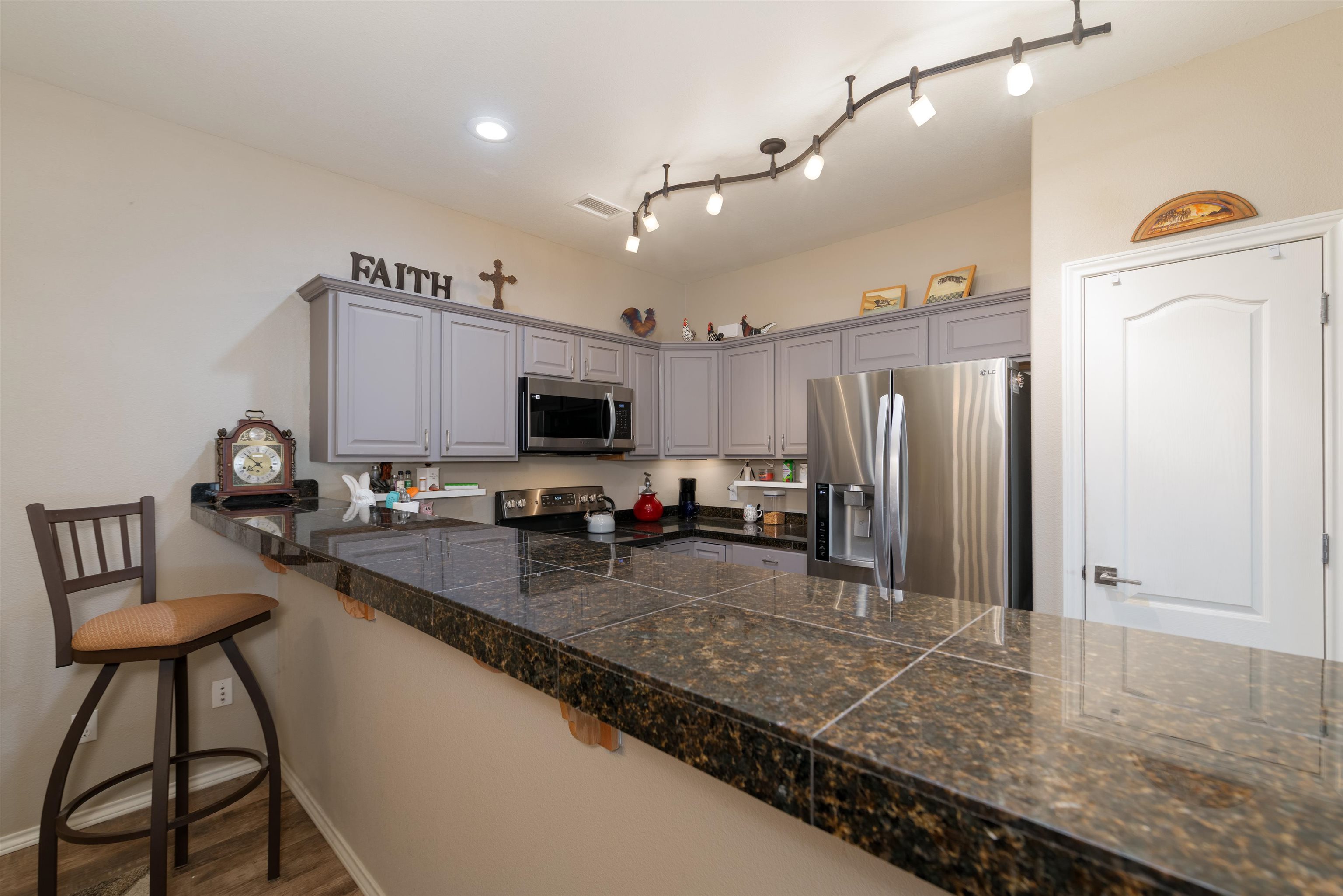 578 1/2 Willoughby Street Property Photo 8