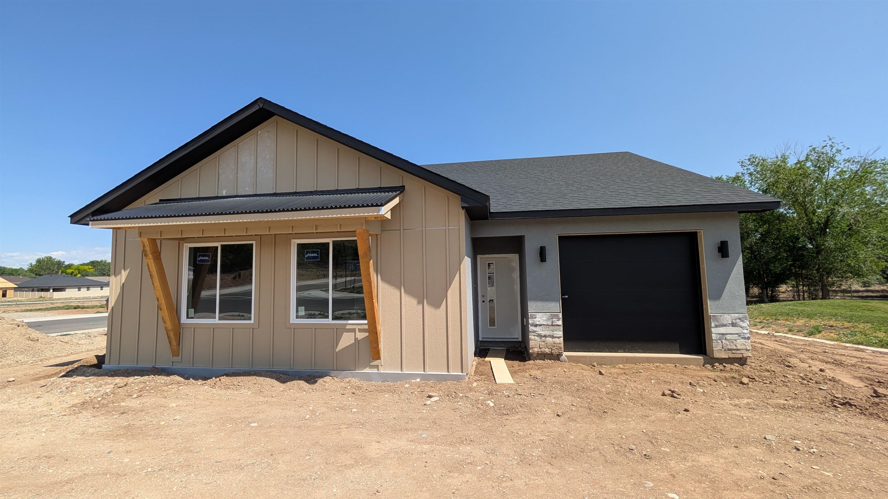 2646 B 1/2 Road Property Photo 1