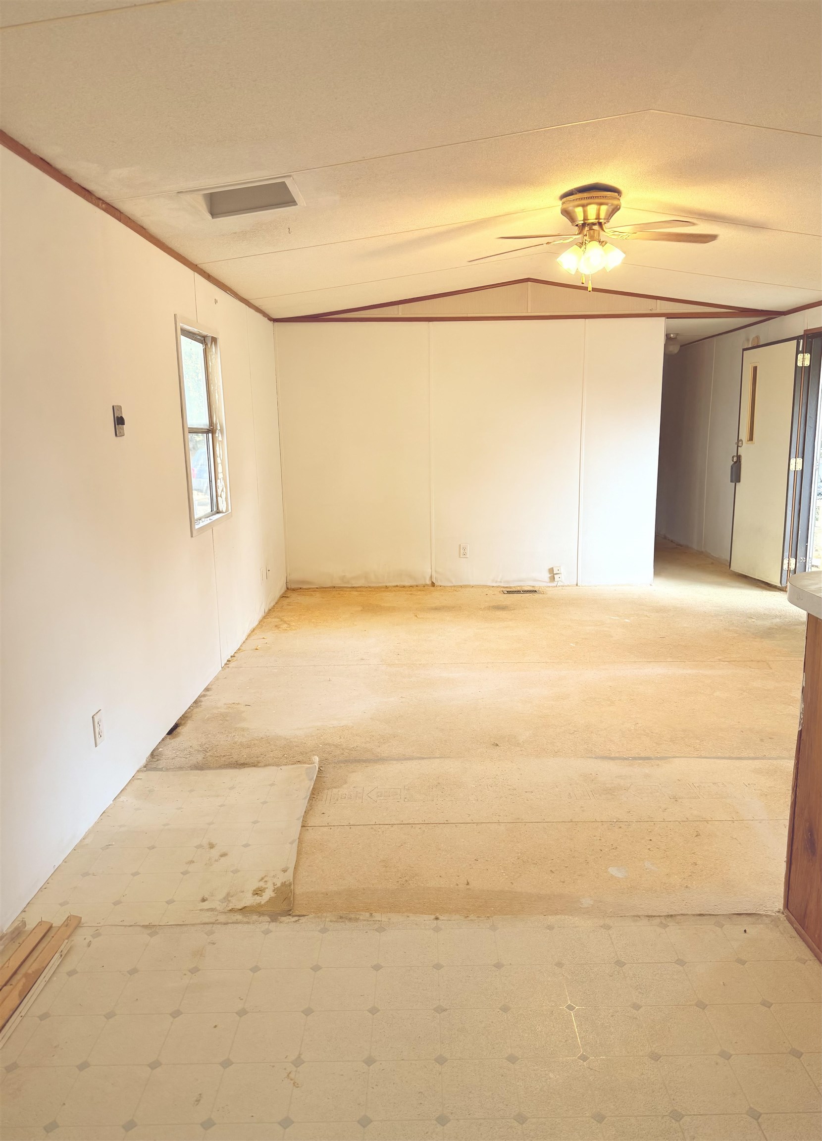 2990 1/2 Globe Willow Avenue Property Photo 4