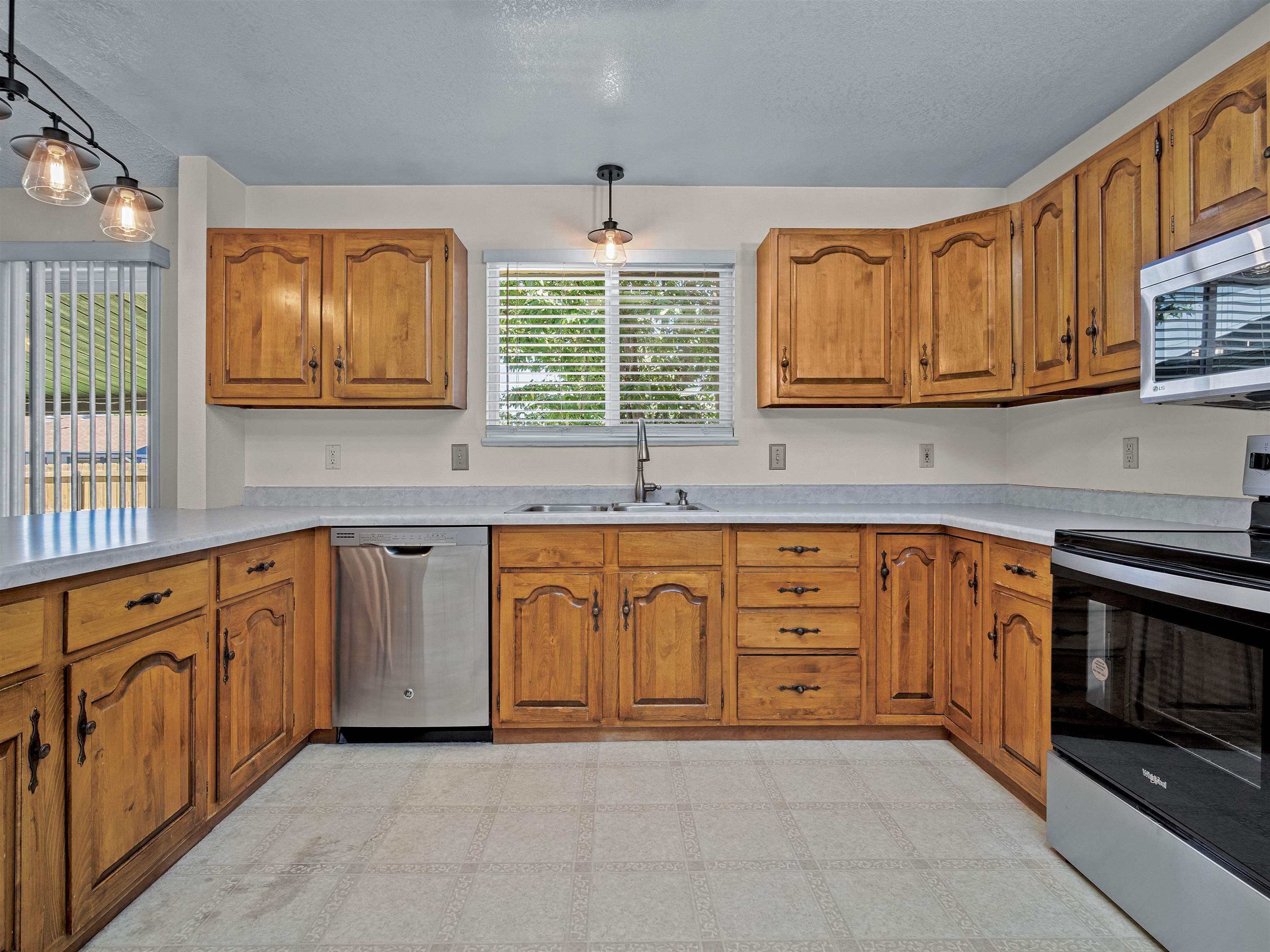 629 1/2 Hudsons Bay Drive Property Photo 11