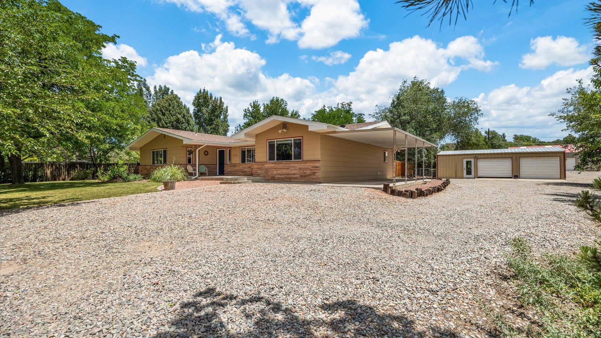 696 Cloverdale Drive Property Photo 4