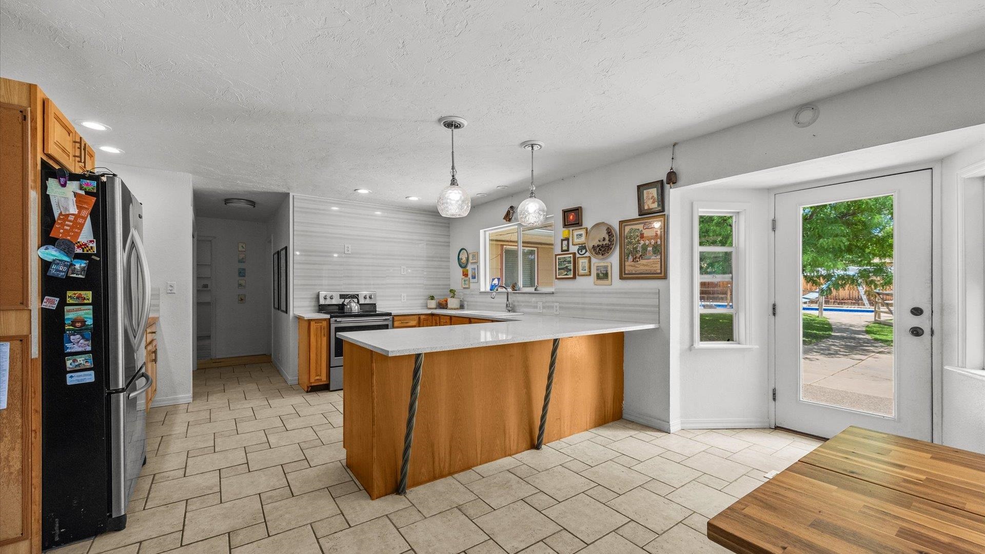 696 Cloverdale Drive Property Photo 10