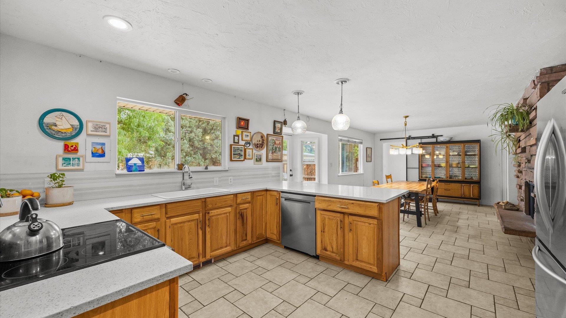 696 Cloverdale Drive Property Photo 11