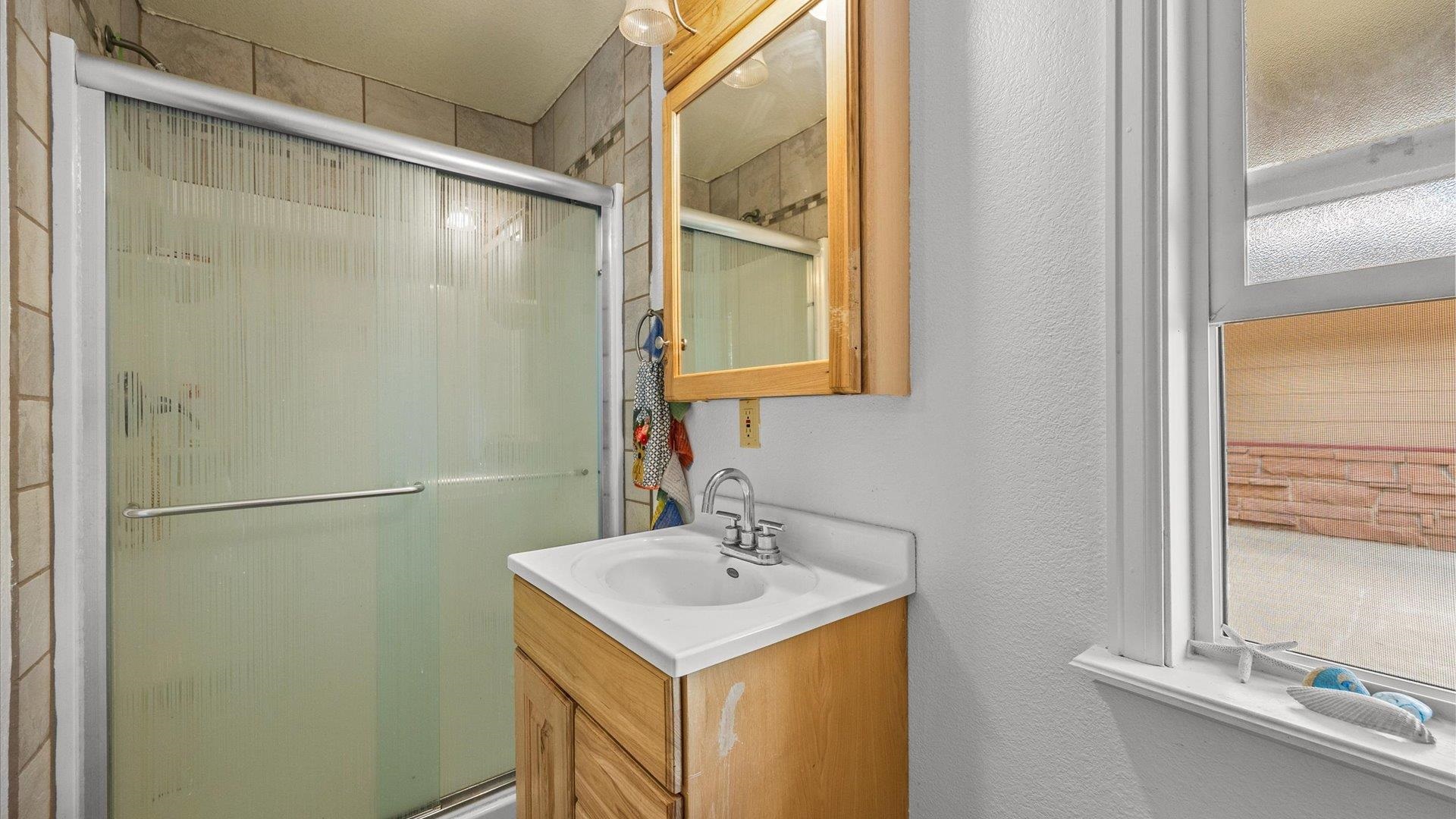 696 Cloverdale Drive Property Photo 17