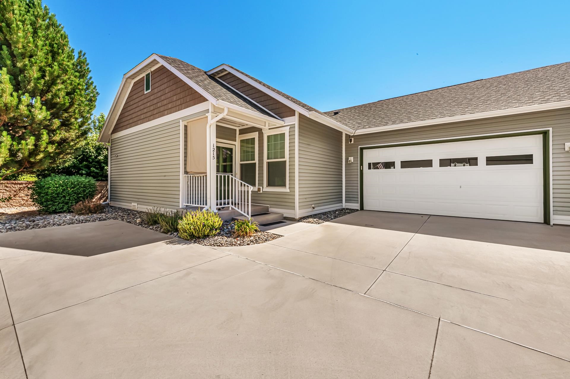 1215 Sunrose Lane Property Photo 1