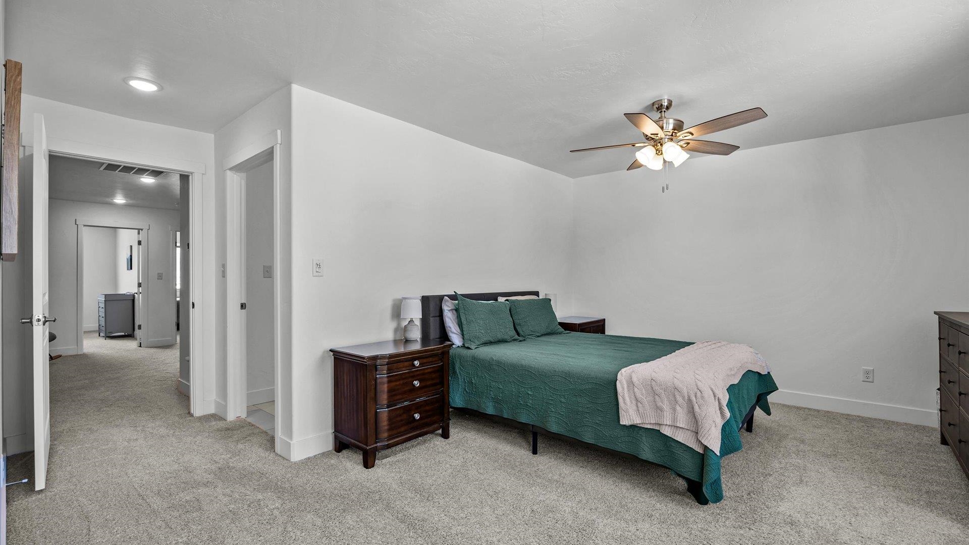 819 E Grand Avenue Property Photo 15