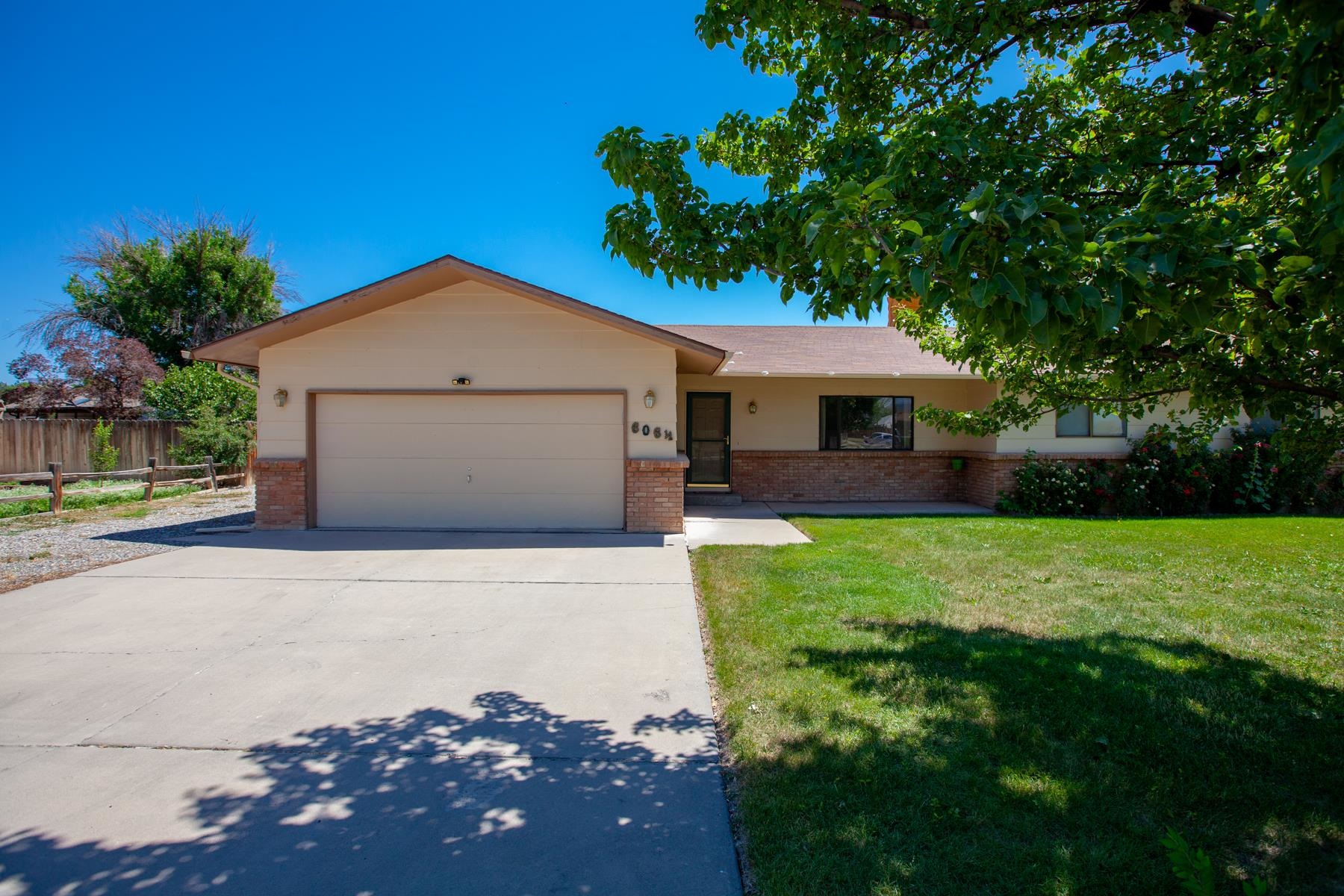 606 1/2 W Indian Creek Drive Property Photo 1
