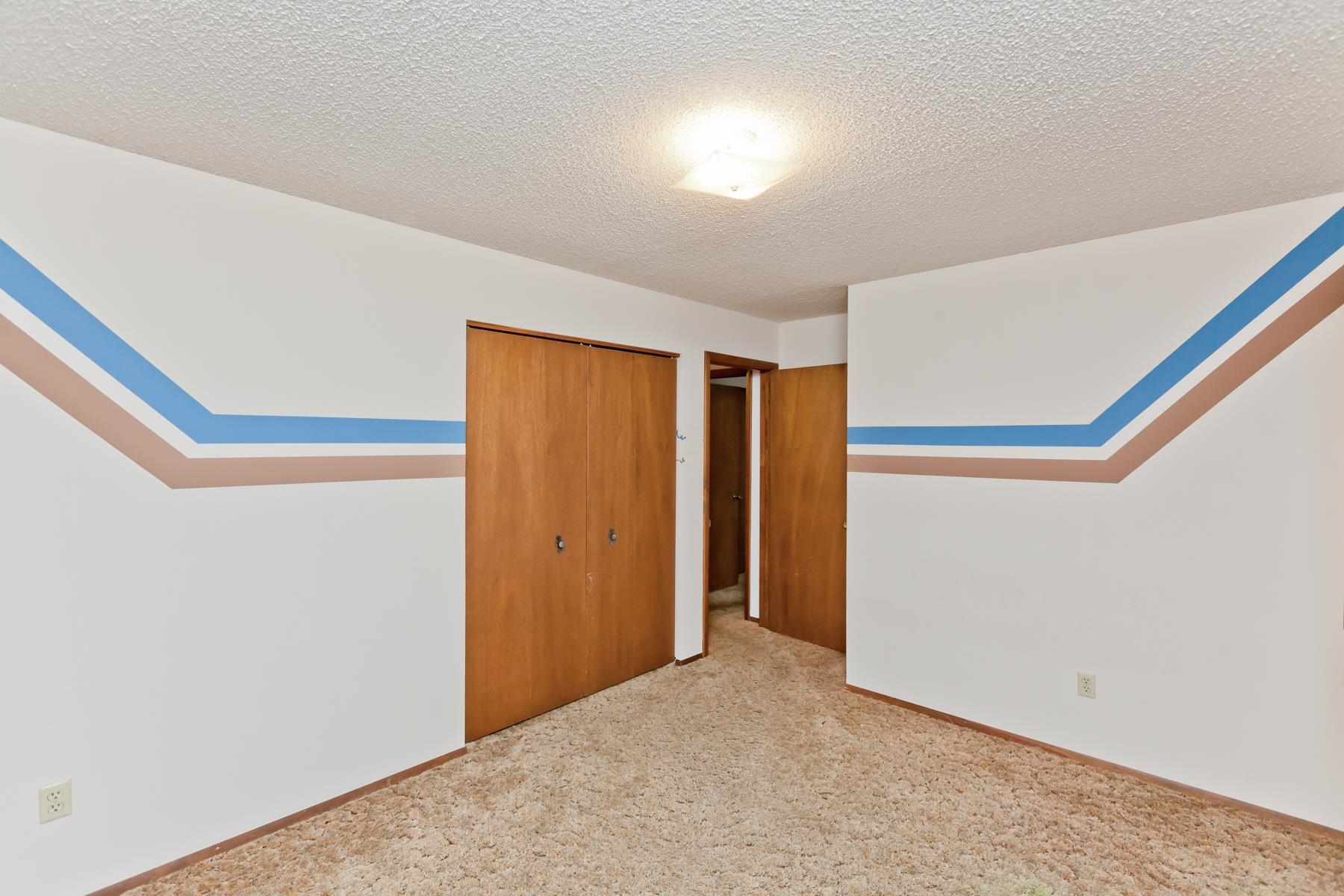 606 1/2 W Indian Creek Drive Property Photo 15