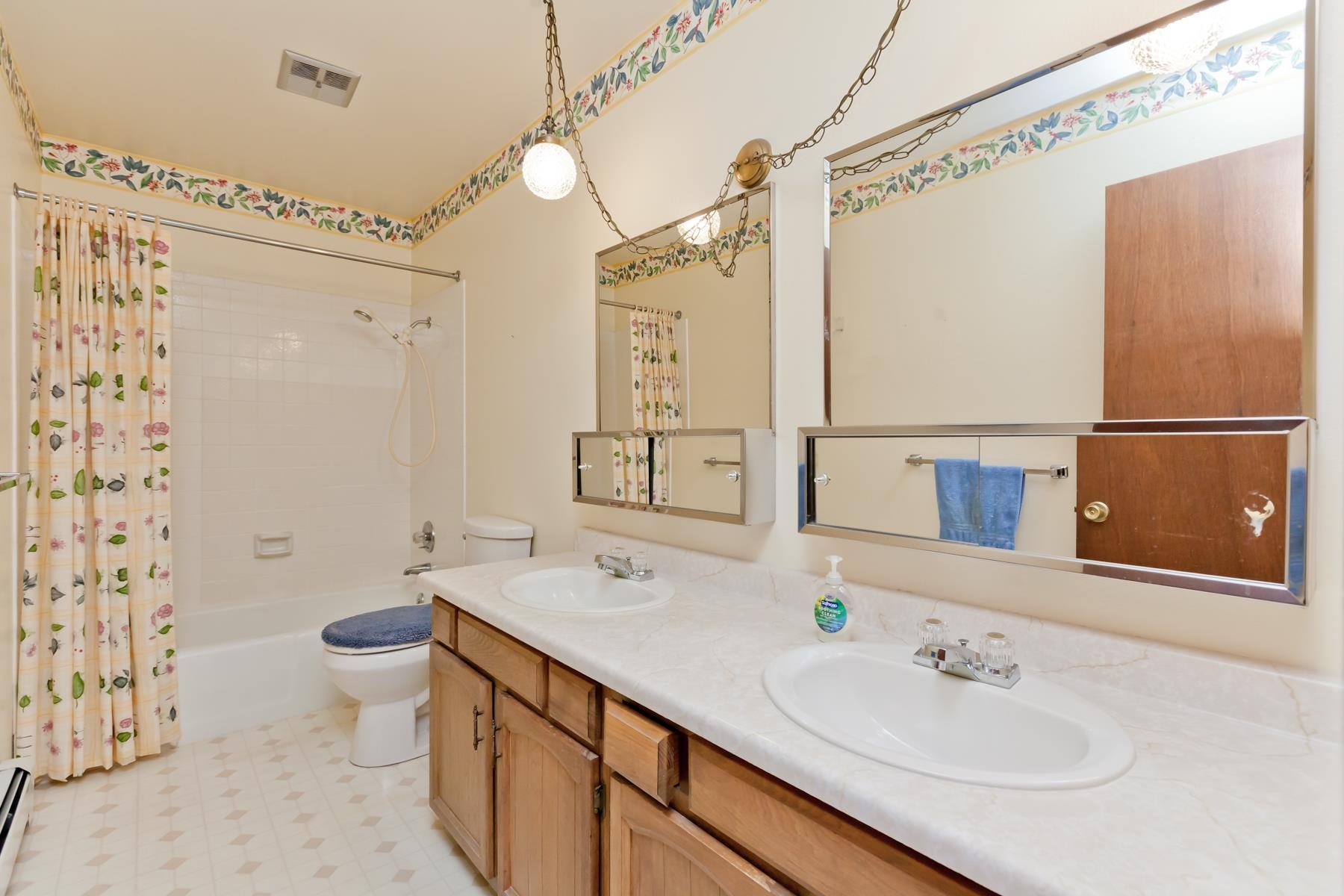 606 1/2 W Indian Creek Drive Property Photo 17