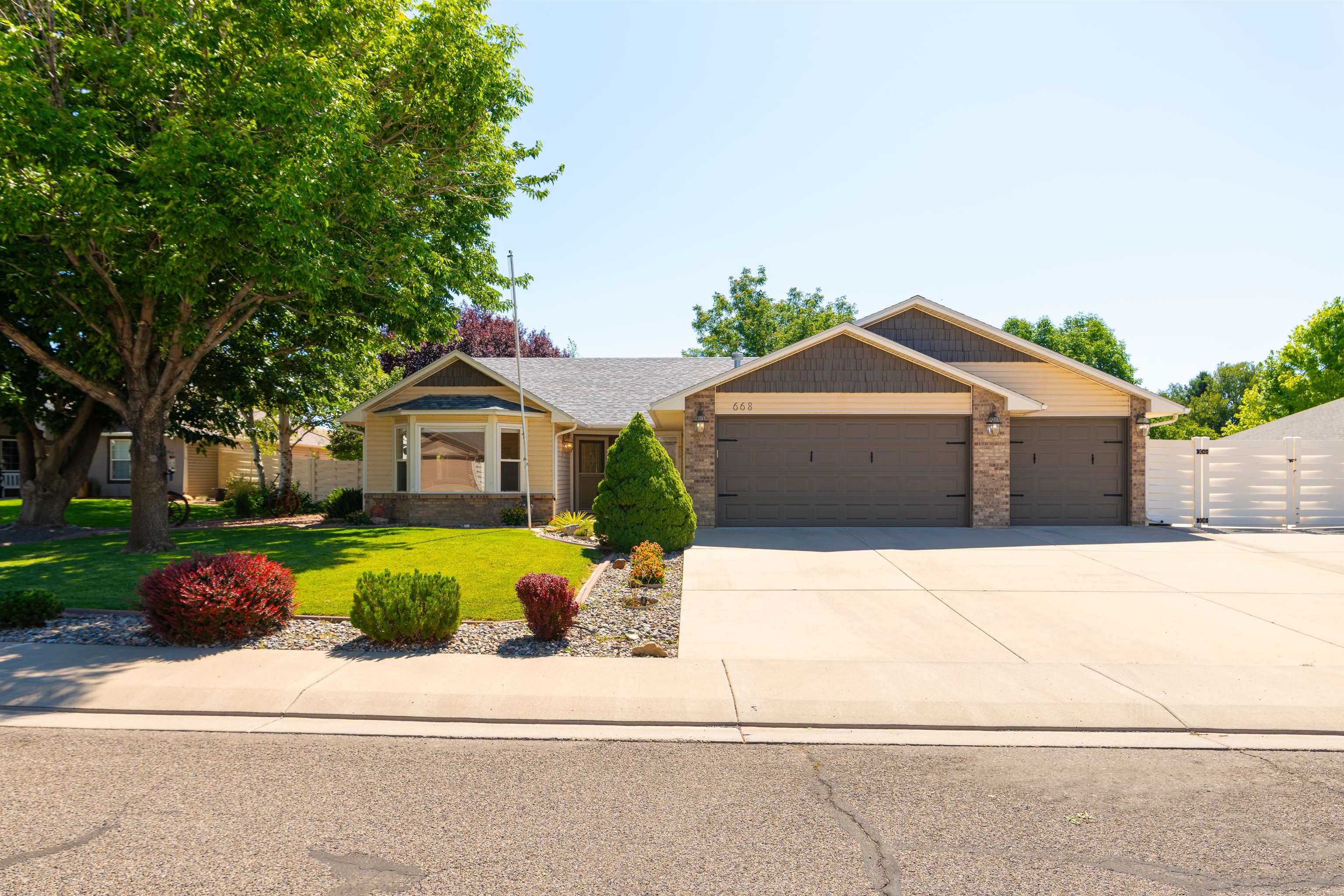 668 N Saddle Rock Drive Property Photo 1