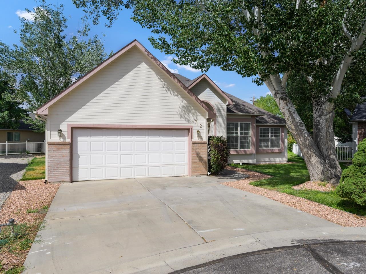 712 E Harbor Circle Property Photo 1